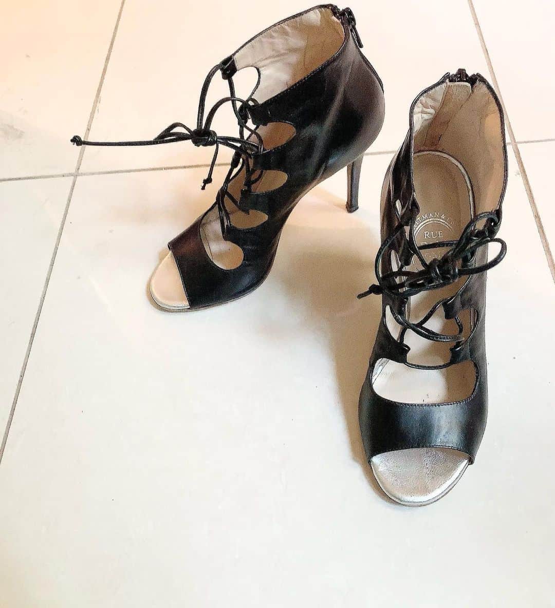 高見恭子さんのインスタグラム写真 - (高見恭子Instagram)「未だ知らない 素敵な場所へ 連れて行ってくれる靴が あなたを待っている。 ＃high heel大好き ＃high heel mania」5月2日 7時12分 - takami_kyoko