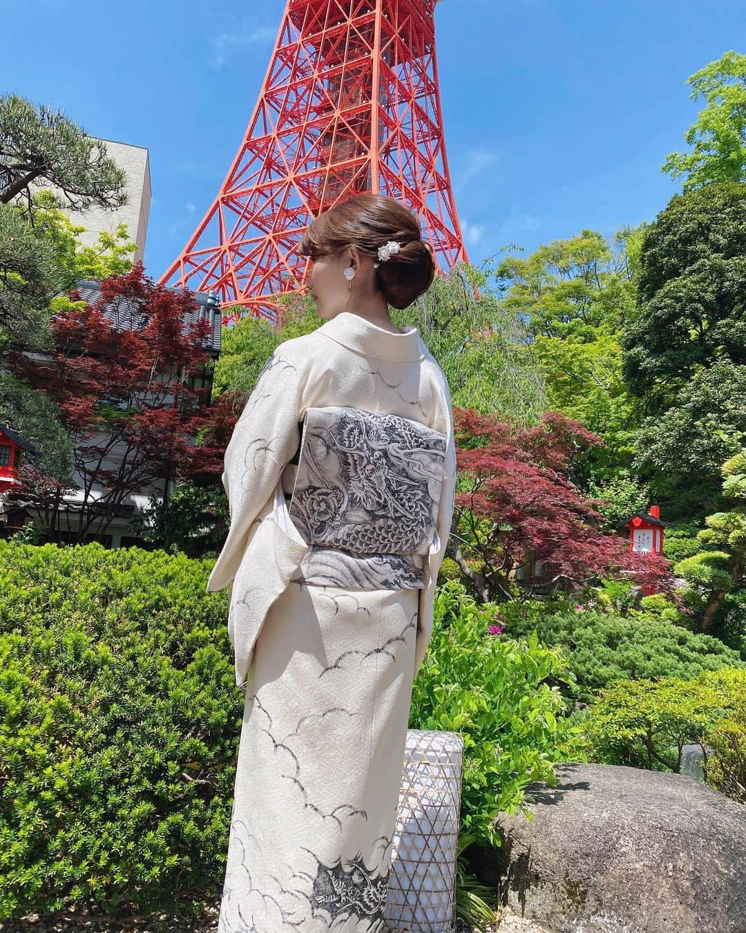 渋谷恭子さんのインスタグラム写真 - (渋谷恭子Instagram)「白のお着物が大好きになりました❤️  帯にもしっかり #龍 🐉 力強さとしなやかさ両方あって、カッコいいと褒められました🥰  お着物を着て、1番言われて嬉しいのはカッコいいなので、選んで正解🙆‍♀️  @kimonokouei8  #東京タワー #きもの #着物 #着物興栄 #帯 #着物ヘア #銀座 #芝公園 #とうふ屋うかい #ママ #ママコーデ #ママスタイル #japanese #japan #kimono」5月2日 7時16分 - kyoko.86