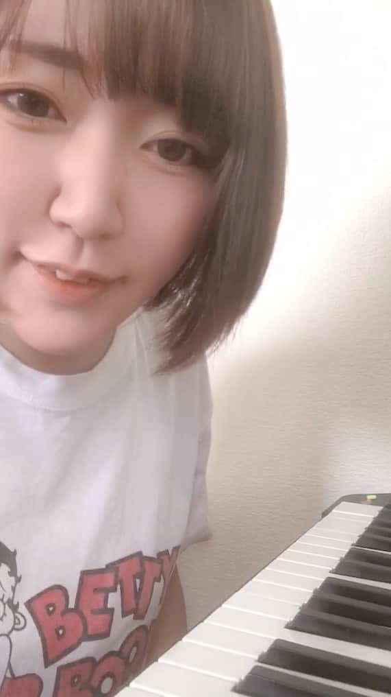ちゃんまいのインスタグラム：「・ ピアノ初心者のちゃんまいが100日間GET WILDを練習する動画〜3日目〜 ・ ・ 小指のピン子勃ちと、集中しすぎて二重アゴになるのやめたい！ ・ ・ #ベッドイン　#japanese #sexy #idol #ギター練習しろよ #ピアノ初心者　#ピアノ　#piano #🎹」