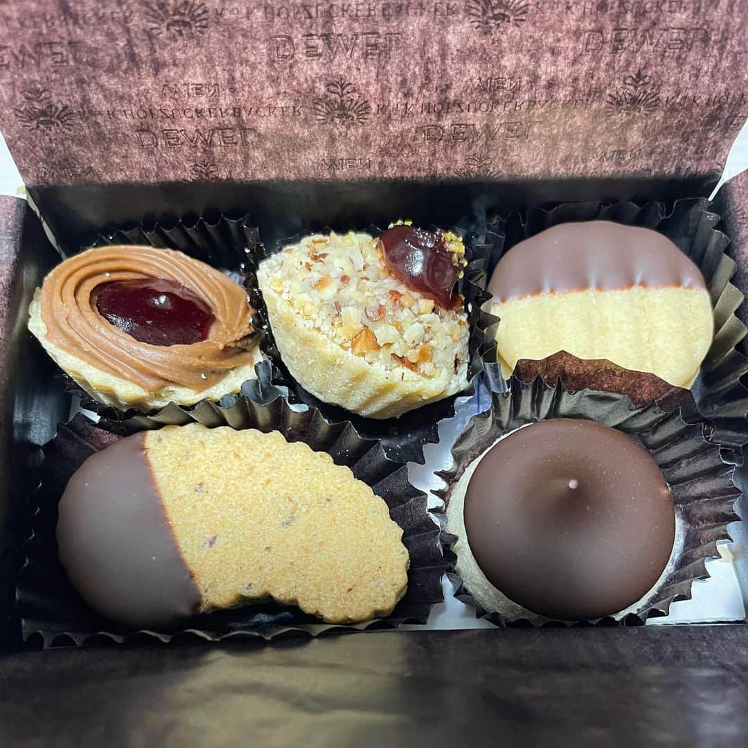 田辺智加のインスタグラム：「DEMEL 生クッキー ずっと品切れで ずっと買えなかった！ チョーご褒美って感じで最高だよ  #DEMEL #生クッキー」