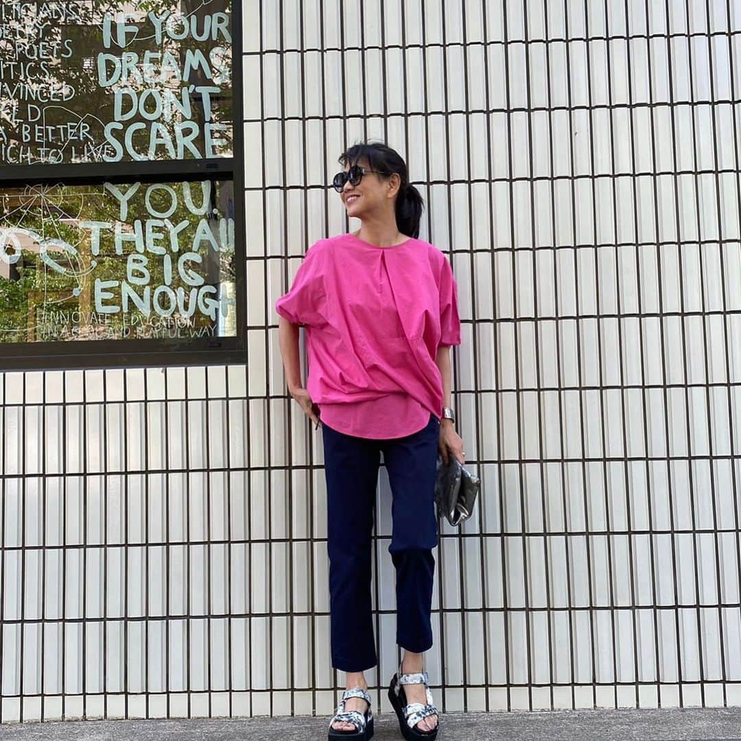 前田典子さんのインスタグラム写真 - (前田典子Instagram)「GWいかがお過ごしですか？ 今夜はＲＥＪＯＯＶＥ💚  @_rejoove_  ５月3日深夜1時から @qvc_japan で 新作オンエアです❣️ 直前、インスタライブも 2日の23時ごろからやりますので💖 今夜は夜更かしして下さいね😆  1.変形ふわふわブラウス ピンク💖 ホワイト🤍 モカージュ🤎  インナーのタンクトップがドッキングしています 手を上げてもお腹、背中が見える心配が無いです👍 裾をインしてスタイルアップもアウトして気になるお腹やお尻をカバーしてもオッケー👌  ★ギンガムチェックは HERSとコラボしました😊 HERS限定のギンガムだけは @hersgreenlabel_store  webサイトで12日から販売です🖤  2.袖フリルTシャツ オフホワイト🤍 パープル💜 ネイビー💙 ブラック🖤  3.麻混ストライプスカート サラッとナチュラル感 生地の風合いがいい😊 細見えストライプ グリーンストライプ💚 ブラックストライプ🖤  4.美シルエットストレッチスリットパンツ 程よいストレートシルエット　とにかく履きやすい👍コーデしやすい😊 とりあえず1本😁 オフホワイト🤍 ラベンダー💜 ブルー💙 ネイビー🖤」5月2日 9時25分 - maenorichang