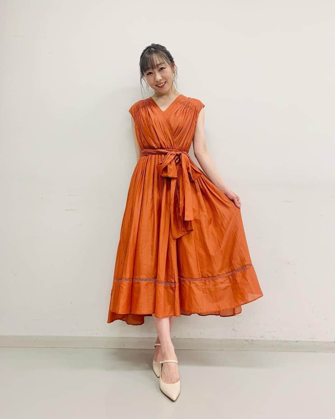 須田亜香里さんのインスタグラム写真 - (須田亜香里Instagram)「5月2日(日) 🍊テレビ朝日系列 12:00〜 【#TVタックル】 先週に引き続き出演させていただきました。 先週は白ワンピ、今週は初夏の装いでノースリーブワンピ。  ✏️中日新聞コラム連載 【#てくてく歩いてく】 なんと3周年！3年も書かせてもらえるなんて思ってもみなかった😊💕  🎬【#打姫オバカミーコ】 ‪ABEMA‬プレミアムのみの配信でしたが、5月2.7日に分けて無料配信されます😍これを機にぜひ！！！  🀄️テレビ朝日 & ‪ABEMA‬ 24:55〜 【#熱闘Mリーグ】 今日はファイナル出場チームから選手がゲストで来てくださいます😆✨  . #須田亜香里衣装 #革紐アレンジ #ヘアピンアレンジ  #ワンピース @_estella.k_ @cherietokyo  .」5月2日 10時29分 - akarisuda