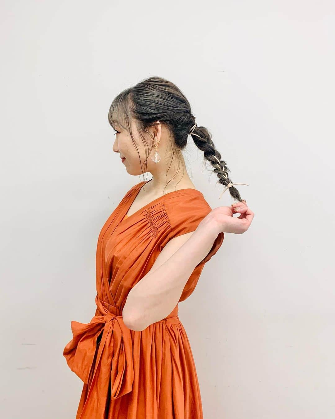 須田亜香里さんのインスタグラム写真 - (須田亜香里Instagram)「5月2日(日) 🍊テレビ朝日系列 12:00〜 【#TVタックル】 先週に引き続き出演させていただきました。 先週は白ワンピ、今週は初夏の装いでノースリーブワンピ。  ✏️中日新聞コラム連載 【#てくてく歩いてく】 なんと3周年！3年も書かせてもらえるなんて思ってもみなかった😊💕  🎬【#打姫オバカミーコ】 ‪ABEMA‬プレミアムのみの配信でしたが、5月2.7日に分けて無料配信されます😍これを機にぜひ！！！  🀄️テレビ朝日 & ‪ABEMA‬ 24:55〜 【#熱闘Mリーグ】 今日はファイナル出場チームから選手がゲストで来てくださいます😆✨  . #須田亜香里衣装 #革紐アレンジ #ヘアピンアレンジ  #ワンピース @_estella.k_ @cherietokyo  .」5月2日 10時29分 - akarisuda