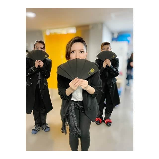 瀬奈じゅんさんのインスタグラム写真 - (瀬奈じゅんInstagram)「﻿ ﻿ 全日程出演の元月組のかわいい下級生達、ルキーニとし、そしてたまたま居合わせたらんちゃんと。﻿ ﻿ まるで観光名所に必ず置いてある「記念写真でお使い下さいパネル」的な状態の私。﻿ みんなが後ろで変わるがわる撮影するという手法。﻿ 改めて、観光名所のパネルって便利なんだって事に気付く……４７歳の春。﻿ ﻿ ﻿ #エリザベート﻿ #ガラコンサート　﻿ #明日から　﻿ #３日間　﻿ #ライブ配信﻿ #月組　﻿ #綾月せり さん﻿ #美翔かずき さん﻿ #宇月颯 さん﻿ #琴音和葉 さん﻿ #玲実くれあ さん﻿ #咲希あかね さん﻿ #蘭乃はな さん﻿ #花陽みく さん﻿ #煌海ルイセ さん﻿ #瀬奈じゅん」5月2日 10時40分 - junsena_official