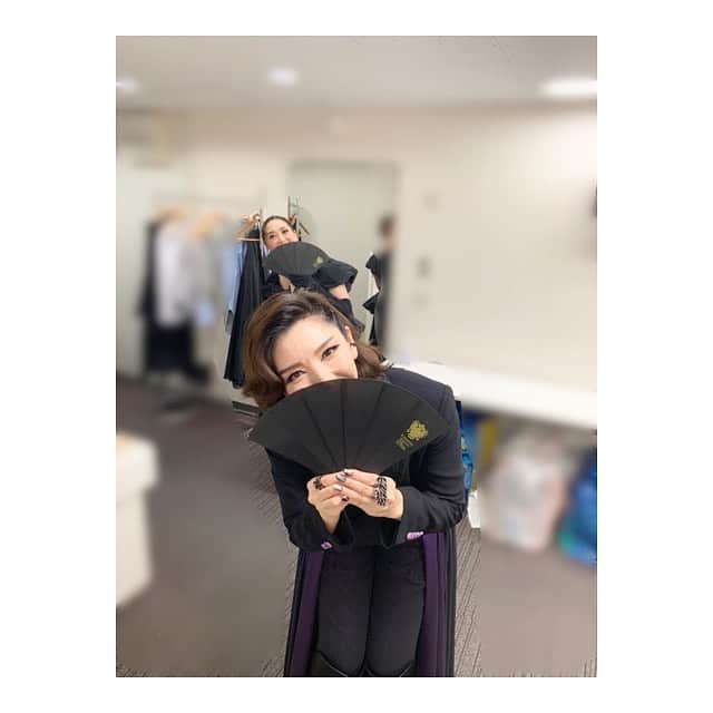 瀬奈じゅんさんのインスタグラム写真 - (瀬奈じゅんInstagram)「﻿ ﻿ 全日程出演の元月組のかわいい下級生達、ルキーニとし、そしてたまたま居合わせたらんちゃんと。﻿ ﻿ まるで観光名所に必ず置いてある「記念写真でお使い下さいパネル」的な状態の私。﻿ みんなが後ろで変わるがわる撮影するという手法。﻿ 改めて、観光名所のパネルって便利なんだって事に気付く……４７歳の春。﻿ ﻿ ﻿ #エリザベート﻿ #ガラコンサート　﻿ #明日から　﻿ #３日間　﻿ #ライブ配信﻿ #月組　﻿ #綾月せり さん﻿ #美翔かずき さん﻿ #宇月颯 さん﻿ #琴音和葉 さん﻿ #玲実くれあ さん﻿ #咲希あかね さん﻿ #蘭乃はな さん﻿ #花陽みく さん﻿ #煌海ルイセ さん﻿ #瀬奈じゅん」5月2日 10時40分 - junsena_official