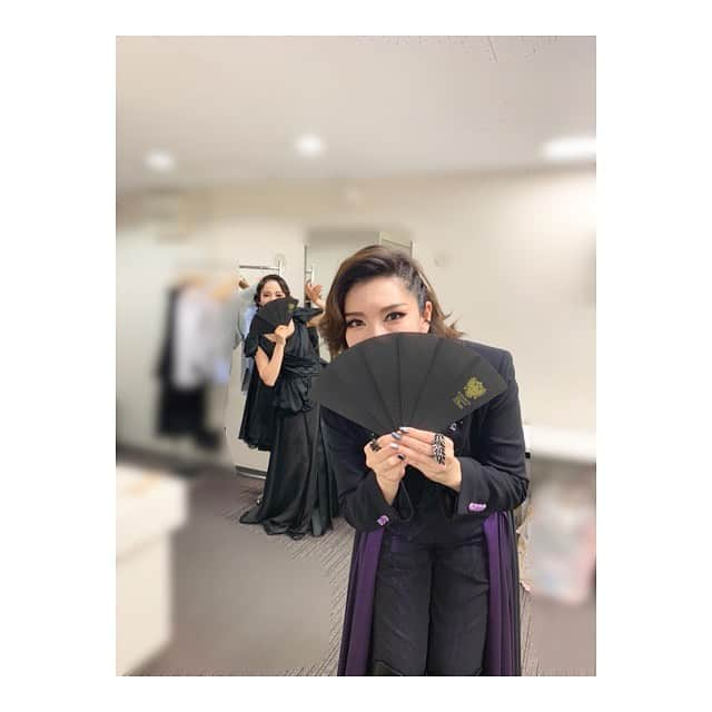 瀬奈じゅんさんのインスタグラム写真 - (瀬奈じゅんInstagram)「﻿ ﻿ 全日程出演の元月組のかわいい下級生達、ルキーニとし、そしてたまたま居合わせたらんちゃんと。﻿ ﻿ まるで観光名所に必ず置いてある「記念写真でお使い下さいパネル」的な状態の私。﻿ みんなが後ろで変わるがわる撮影するという手法。﻿ 改めて、観光名所のパネルって便利なんだって事に気付く……４７歳の春。﻿ ﻿ ﻿ #エリザベート﻿ #ガラコンサート　﻿ #明日から　﻿ #３日間　﻿ #ライブ配信﻿ #月組　﻿ #綾月せり さん﻿ #美翔かずき さん﻿ #宇月颯 さん﻿ #琴音和葉 さん﻿ #玲実くれあ さん﻿ #咲希あかね さん﻿ #蘭乃はな さん﻿ #花陽みく さん﻿ #煌海ルイセ さん﻿ #瀬奈じゅん」5月2日 10時40分 - junsena_official