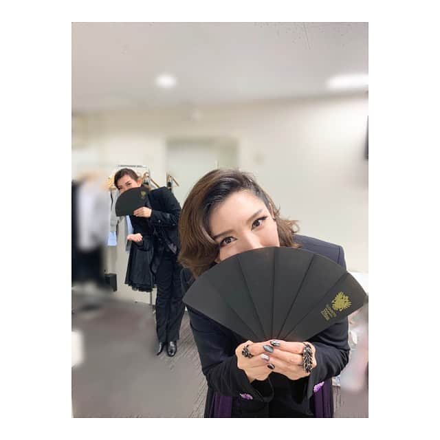 瀬奈じゅんさんのインスタグラム写真 - (瀬奈じゅんInstagram)「﻿ ﻿ 全日程出演の元月組のかわいい下級生達、ルキーニとし、そしてたまたま居合わせたらんちゃんと。﻿ ﻿ まるで観光名所に必ず置いてある「記念写真でお使い下さいパネル」的な状態の私。﻿ みんなが後ろで変わるがわる撮影するという手法。﻿ 改めて、観光名所のパネルって便利なんだって事に気付く……４７歳の春。﻿ ﻿ ﻿ #エリザベート﻿ #ガラコンサート　﻿ #明日から　﻿ #３日間　﻿ #ライブ配信﻿ #月組　﻿ #綾月せり さん﻿ #美翔かずき さん﻿ #宇月颯 さん﻿ #琴音和葉 さん﻿ #玲実くれあ さん﻿ #咲希あかね さん﻿ #蘭乃はな さん﻿ #花陽みく さん﻿ #煌海ルイセ さん﻿ #瀬奈じゅん」5月2日 10時40分 - junsena_official