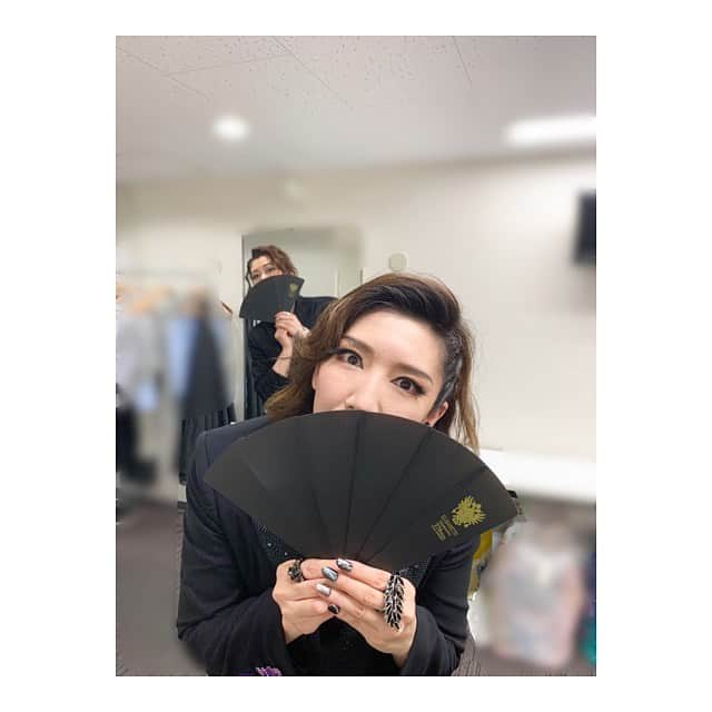 瀬奈じゅんさんのインスタグラム写真 - (瀬奈じゅんInstagram)「﻿ ﻿ 全日程出演の元月組のかわいい下級生達、ルキーニとし、そしてたまたま居合わせたらんちゃんと。﻿ ﻿ まるで観光名所に必ず置いてある「記念写真でお使い下さいパネル」的な状態の私。﻿ みんなが後ろで変わるがわる撮影するという手法。﻿ 改めて、観光名所のパネルって便利なんだって事に気付く……４７歳の春。﻿ ﻿ ﻿ #エリザベート﻿ #ガラコンサート　﻿ #明日から　﻿ #３日間　﻿ #ライブ配信﻿ #月組　﻿ #綾月せり さん﻿ #美翔かずき さん﻿ #宇月颯 さん﻿ #琴音和葉 さん﻿ #玲実くれあ さん﻿ #咲希あかね さん﻿ #蘭乃はな さん﻿ #花陽みく さん﻿ #煌海ルイセ さん﻿ #瀬奈じゅん」5月2日 10時40分 - junsena_official