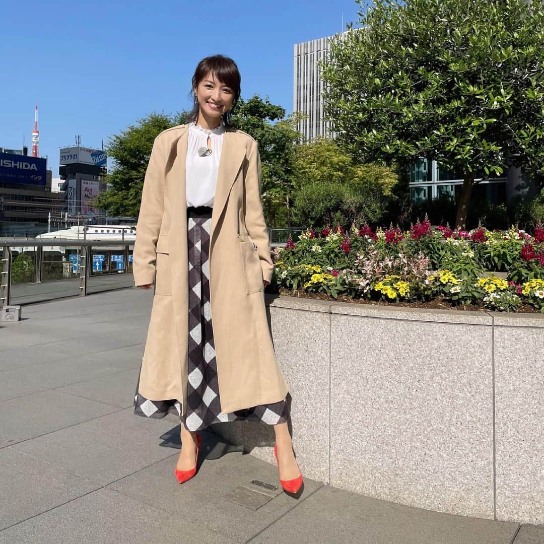 望月理恵さんのインスタグラム写真 - (望月理恵Instagram)「ズムサタの衣装です。 大好きな白ブラウス❤️ 昨日は初めてパラパラを踊りました (観た人にしかわからなくて ごめんなさい)  コート.ブラウス @beigecomme  スカート @sanki_official_brand  イヤリング @vendomeaoyama_official  ＃ズムサタ#5月 #新たなメンバー #井手上漠　ちゃん 可愛くて近くにいると凝視してしまいます。ごめんなさい💦 1ヶ月楽しみです。 また改めて写真載せますね。  昨日は荒れた天気でしたが、 確実に夏に向かっているような 陽射し。 明日午後、YouTubeライブを やろうかと思ってます、、 どうですかね〜。皆さん忙しいですか？☺️」5月2日 11時11分 - mochiee28