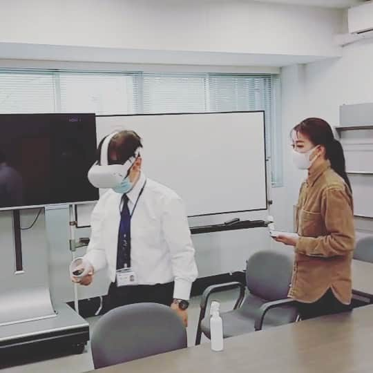 Rieco Iwaiのインスタグラム：「初潜入！九州工業大学光触媒研究室 横野教授にVRを見せました！  #光触媒 #次世代光触媒 #世界で初めて開発した人」