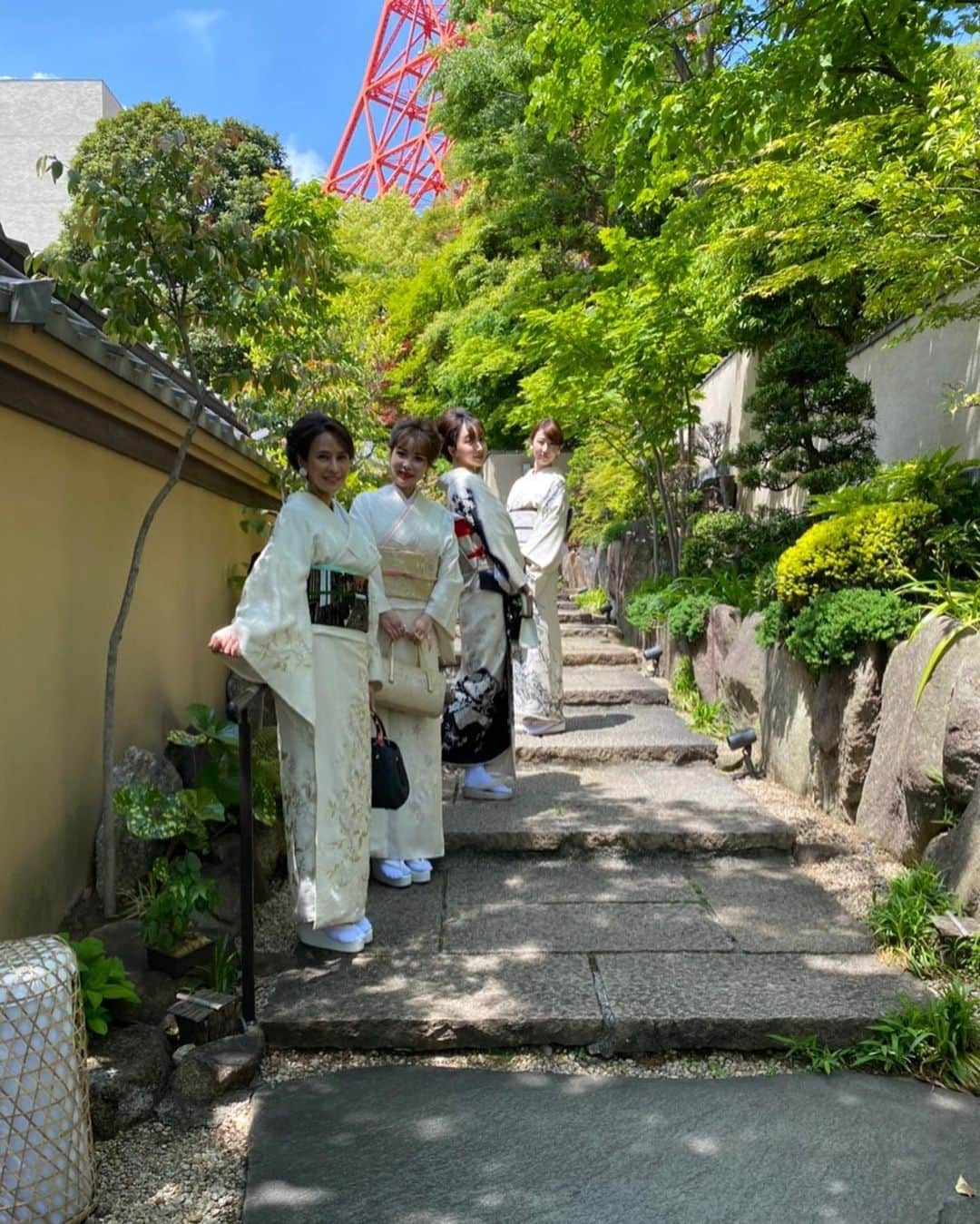 渋谷恭子さんのインスタグラム写真 - (渋谷恭子Instagram)「あともう少しある #お着物 シリーズ👘  日常的にお着物を着たいと思っても、自分で着付けができないとかなり厳しい…  着物興栄の真紀さんはそんな声に応えるべく、新しい試みを考えてるらしい✨  私もそれが実現する頃までに、もっと所作を学びたい！  お着物でお抹茶を頂いたり、所作を学んだりとか(少人数)etc. そんな楽しいことを企画中の美女着物コミュニティ ご興味ある方は @kimonokouei8 さんにDMしてみてね💕  #着物 #きもの #着物興栄 #帯 #着物ヘア #銀座 #芝公園 #ママ #ママファッション #ママコーデ #日本 #japanese #japan #kimono」5月2日 11時35分 - kyoko.86