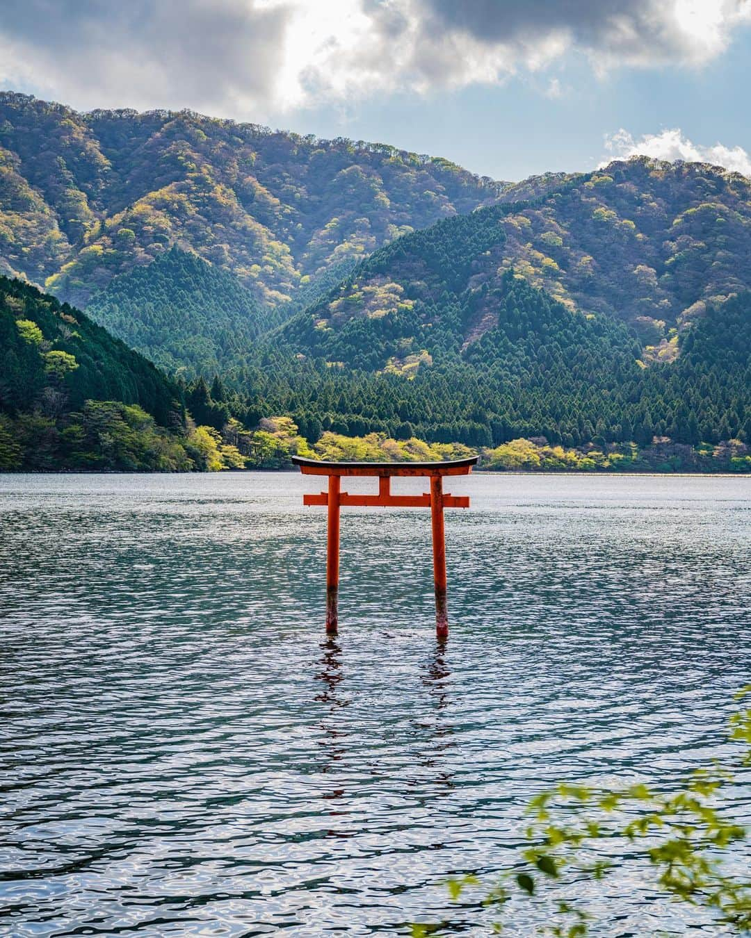 SHOCK EYEさんのインスタグラム写真 - (SHOCK EYEInstagram)「箱根最強のパワースポット、九頭龍神社⛩ 静かな芦ノ湖の湖畔は、本当に神秘的✨🙏 芸能の中でも崇敬してる人が本当に多い場所。  Kuzuryu Shrine , the most powerful power spot in Hakone⛩  The quiet lakeside of Lake Ashinoko is truly mystical✨🙏  This place is revered by many celebrities.  #九頭龍神社 #神社 #hakone #fujifilm #gfx100s #hakoneshrine #kuzuryuu #shrine #beautifuldestinations #earthfocus #earthoffcial #earthpix #thegreatplanet #discoverearth #fantastic_earth #awesome_earthpix #roamtheplanet #ourplanetdaily #lifeofadventure #livingonearth #theglobewanderer #visualambassadors #stayandwander #awesome_photographers #IamATraveler #wonderful_places #designboom #voyaged #artofvisuals」5月2日 11時49分 - shockeye_official