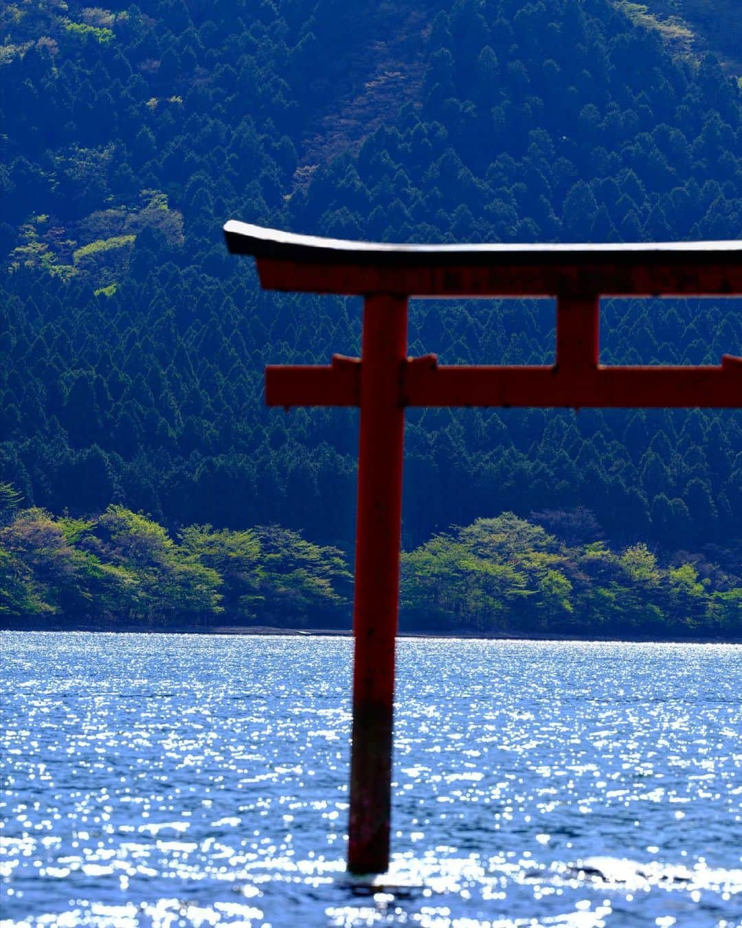 SHOCK EYEさんのインスタグラム写真 - (SHOCK EYEInstagram)「箱根最強のパワースポット、九頭龍神社⛩ 静かな芦ノ湖の湖畔は、本当に神秘的✨🙏 芸能の中でも崇敬してる人が本当に多い場所。  Kuzuryu Shrine , the most powerful power spot in Hakone⛩  The quiet lakeside of Lake Ashinoko is truly mystical✨🙏  This place is revered by many celebrities.  #九頭龍神社 #神社 #hakone #fujifilm #gfx100s #hakoneshrine #kuzuryuu #shrine #beautifuldestinations #earthfocus #earthoffcial #earthpix #thegreatplanet #discoverearth #fantastic_earth #awesome_earthpix #roamtheplanet #ourplanetdaily #lifeofadventure #livingonearth #theglobewanderer #visualambassadors #stayandwander #awesome_photographers #IamATraveler #wonderful_places #designboom #voyaged #artofvisuals」5月2日 11時49分 - shockeye_official