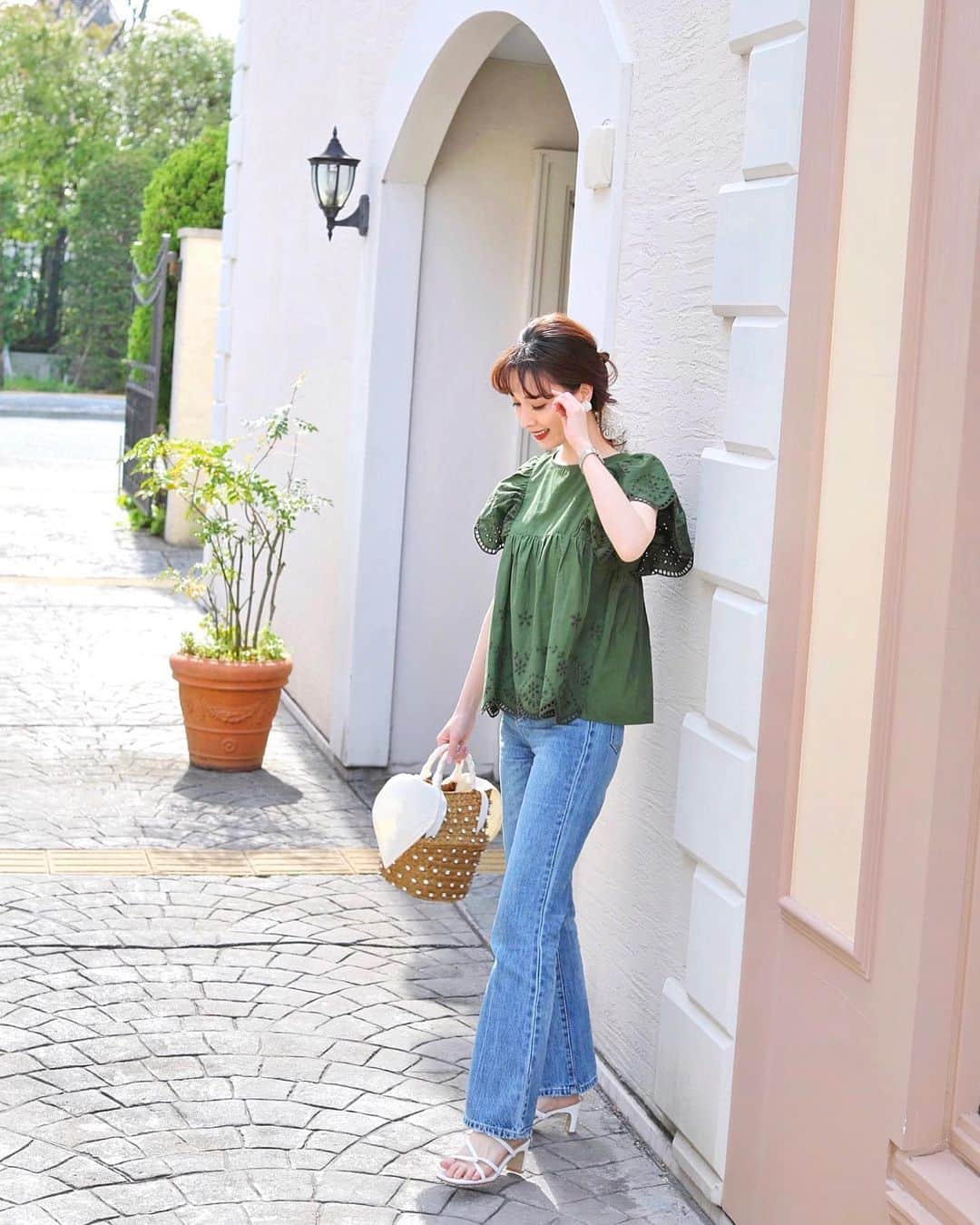 瀬戸早妃のインスタグラム：「素敵なGWをお過ごしください☻💚 . tops @montresorsaki  本日発売になりました☘️ . カーキって全体がボーイッシュになるイメージで、今まであまりトライしたことなかったのですが、これはデニムパンツ👖と合わせてもフェミニンさを残していてとっても可愛い🥺💚 . おすすめです💚 . ジュエルビジューカゴバッグは 先日完売しました👜 今のところ再入荷予定はありません🙇‍♀️ もしも変更がありましたらまたお知らせします📢 . #montresor #montrésor #モントレゾール #selectshop #セレクトショップ  #綺麗めコーデ #大人可愛い #大人可愛いコーデ  #お出かけコーデ #観劇コーデ #cordinate」