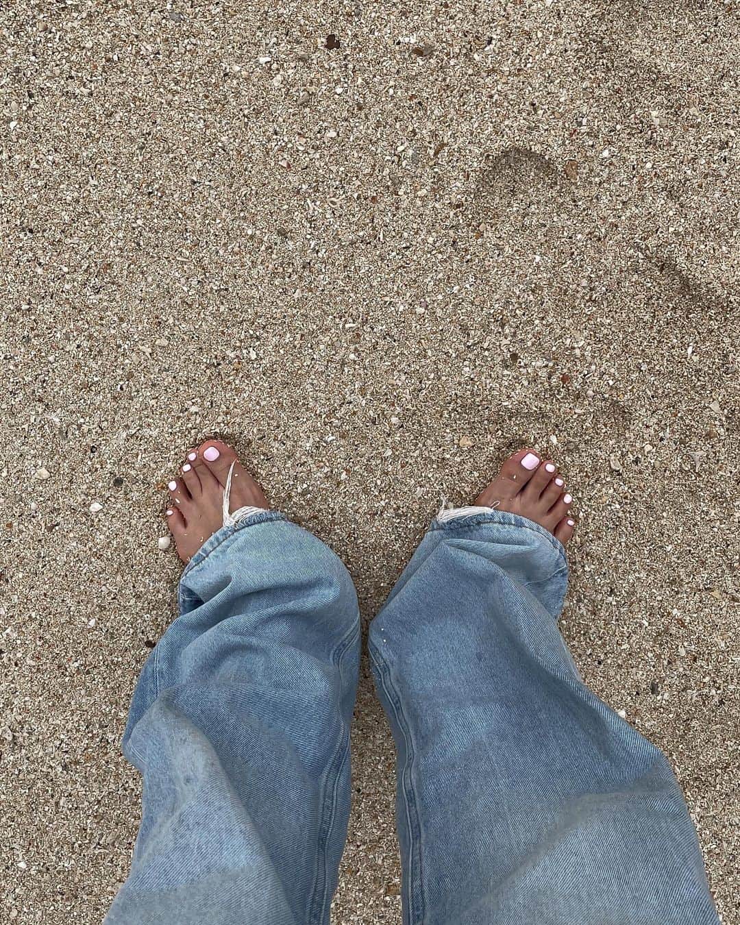 MIRAI TAKASHIMAさんのインスタグラム写真 - (MIRAI TAKASHIMAInstagram)「しろっぽいミルキーピンクが デニムに合いますなぁ☺️❣️  #denim #nail #beach」5月2日 12時06分 - miiiiiraixx