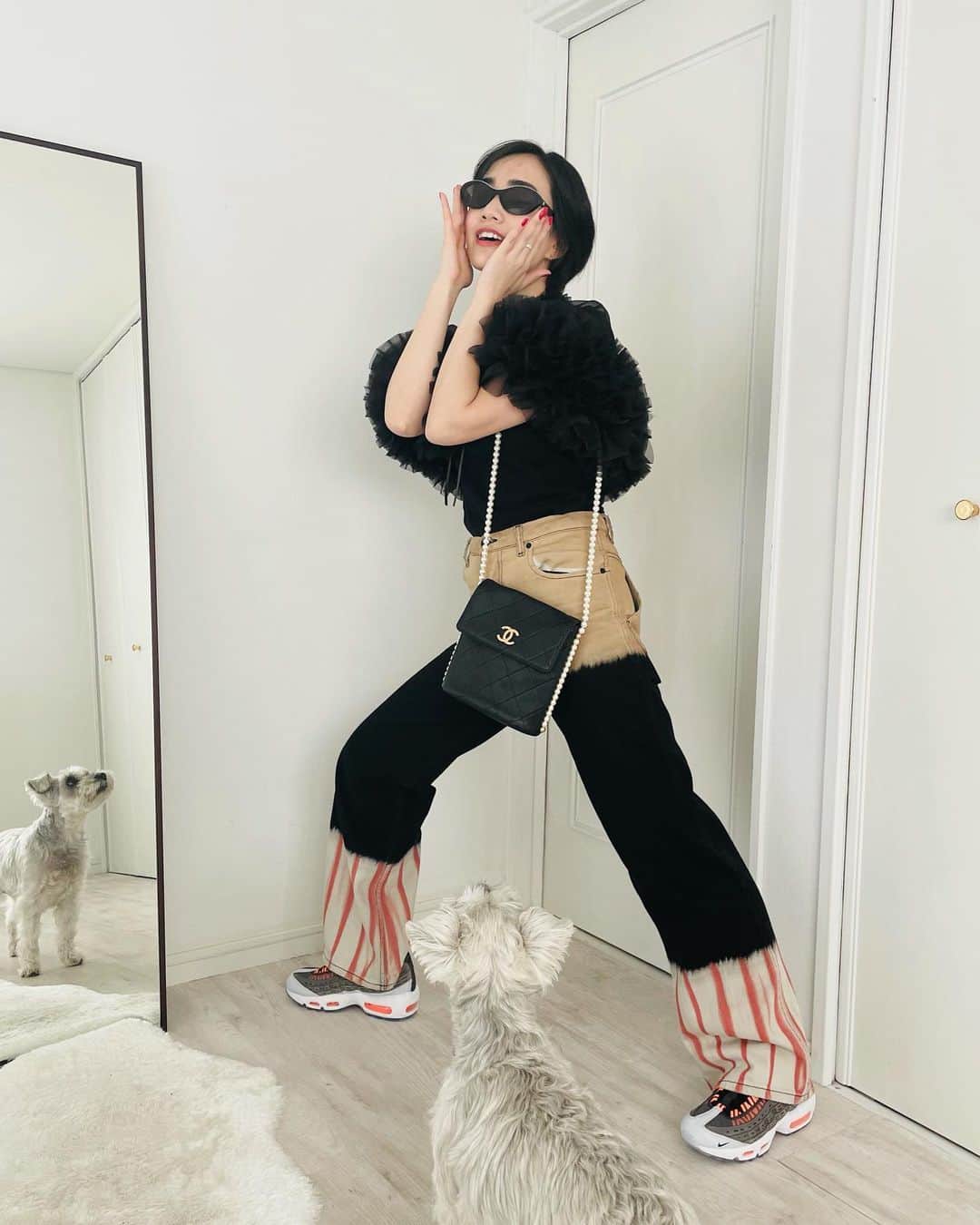渡邉香織のインスタグラム：「GWは部屋や洋服整理しながら家で遊んでいます😂🐶  ロッティもアレンもいささか冷ための視線🥲」