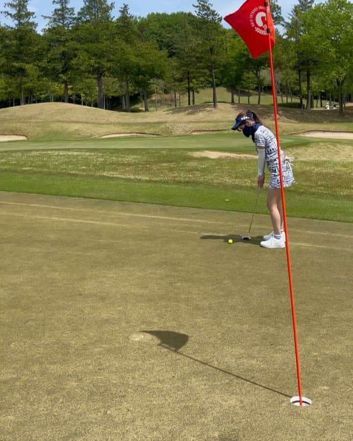 のインスタグラム：「. パター⛳️☀️ グリーン周りはあんまり余裕なくて、撮ってもらうの忘れがち🤣 . ①下りで読みがあたると嬉しい〜🥺✨ 喜び方がダサいのはご愛嬌❤️笑 . ②こういうのもチラホラ、、。 ちゃんときめれるようになりたい✊！！ . #ゴルフ女子#ゴルフ初心者#ごるふ女子#ゴルフ#ゴルフ好き#ゴルフ好きな人と繋がりたい#パター#パター動画#ゴルフウェア#ゴルフコーデ#パーリーゲイツ#golf#golfstagram#golfswing#golfgirl#golflife#golfwear#pearlygates」