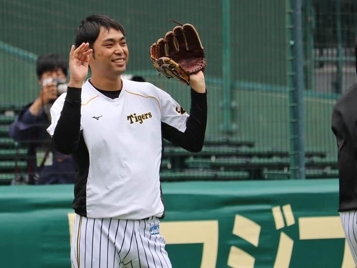 阪神タイガースさんのインスタグラム写真 - (阪神タイガースInstagram)「今日も甲子園でカープ戦！！ 試合前練習の様子です！  #岩貞祐太 選手#チェンウェイン 選手 #陳偉殷 選手 #小林慶祐 選手#ロベルトスアレス 選手#桑原謙太朗 選手 #阪神タイガース #挑超頂」5月2日 12時38分 - hanshintigers_official