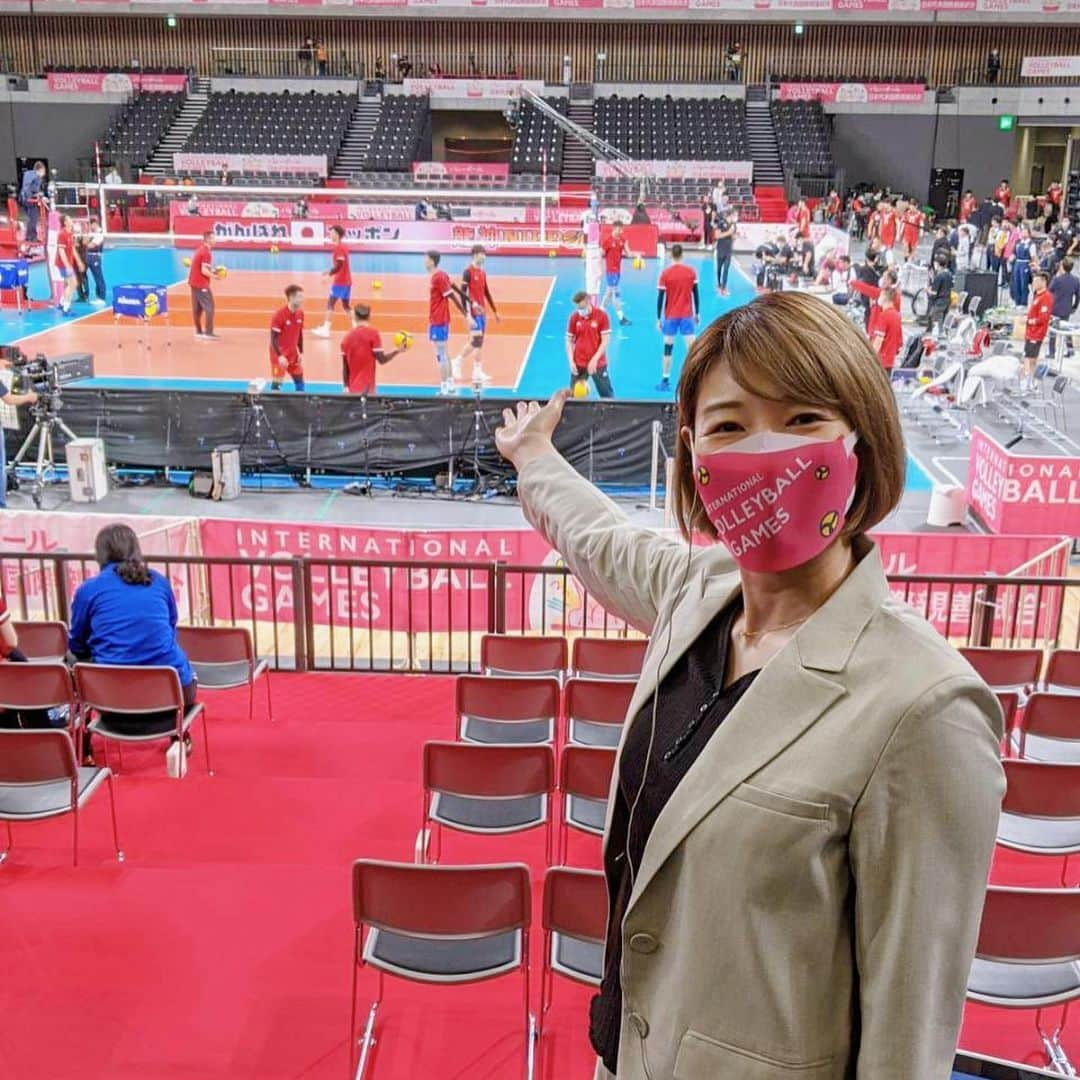 狩野舞子さんのインスタグラム写真 - (狩野舞子Instagram)「・ 東京チャレンジ2021 VS中国🇨🇳 ・ 男子🇯🇵3-2🇨🇳 女子🇯🇵0-3🇨🇳 ・ 私は男子のコートエンド解説をさせていただきました🎤 初田アナウンサー、日比アナウンサー、山本隆弘さん、ありがとうございました✨ ・ 女子は昨日の1試合のみだったのですが、今日は男子の試合がフジテレビで夜7時〜生放送されます🏐 ぜひご覧ください😊 ・ #バレーボール #東京チャレンジ2021  #JPN #CHN #有明アリーナ」5月2日 12時42分 - kanochan715