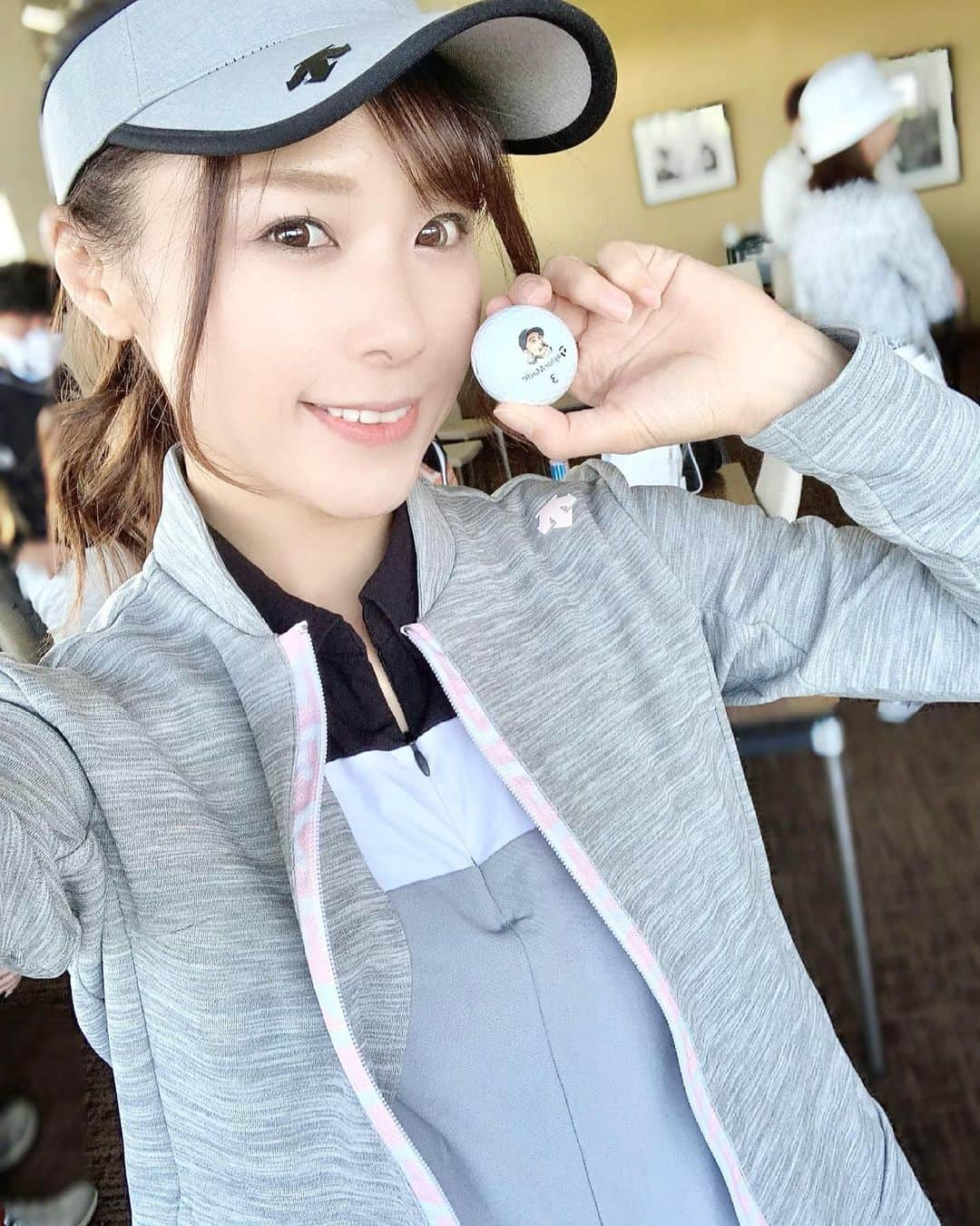 ひかりさんのインスタグラム写真 - (ひかりInstagram)「テーラーメイドのゴルフボール🏐⛳️ 4月にテーラーメイドから新しく発売されたnewTP5/TP5X❣️ 契約プロの顔イラストが入ってるの✨可愛い😍 . . 今なら契約プロの顔イラストシールがついてくるみたい😍 @taylormade_golf_japan  #ボールもテーラーメイド #taylormade #テーラーメイド #TP5 #TP5X #ゴルフ#ゴルフ女子 #golf#golfgirl #golfstagram #ゴルファー#GTバーディーズ#ゴルフトゥデイ#golftoday」5月2日 12時47分 - piiiiiii_k