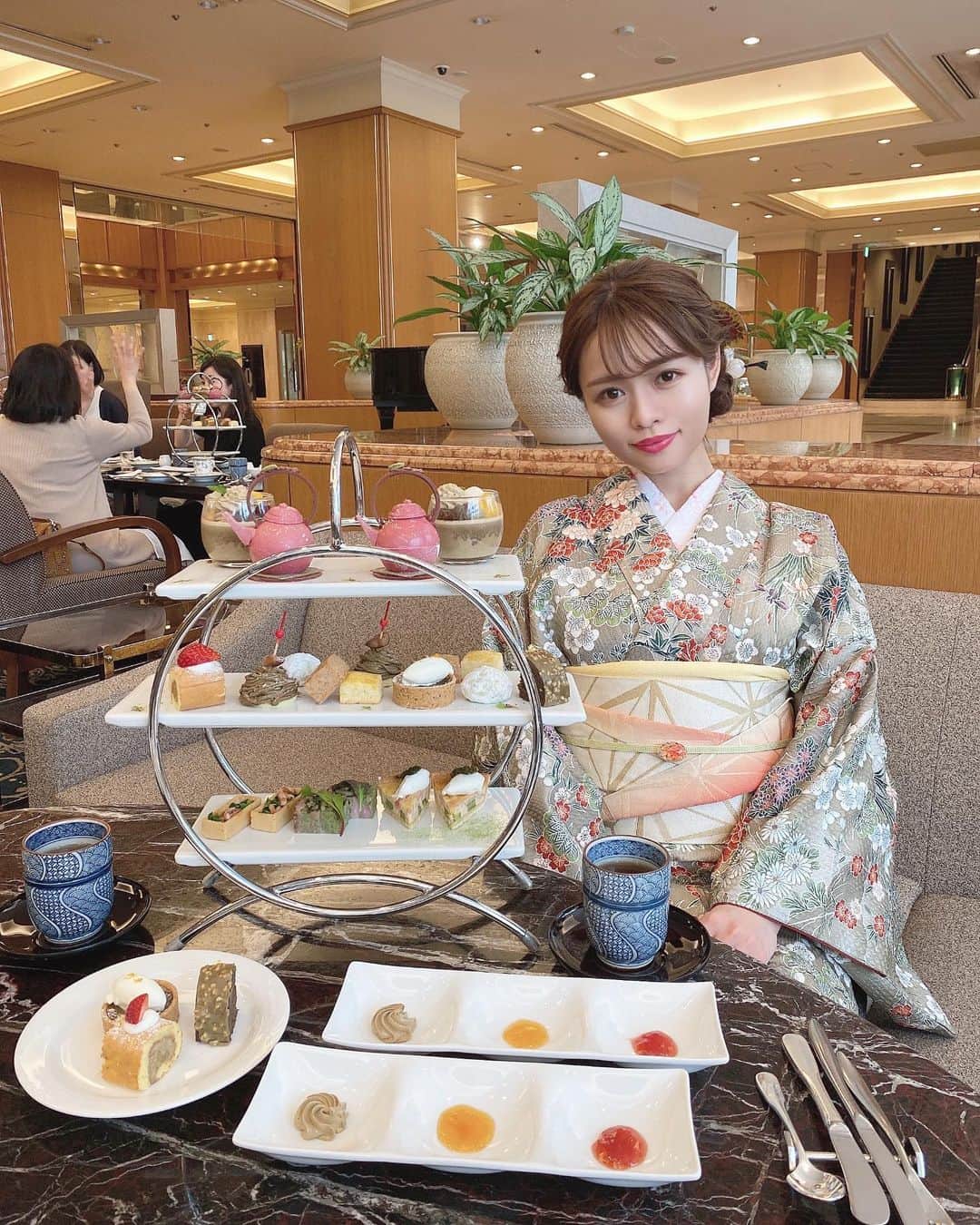 のインスタグラム：「ほうじ茶🍵Afternoon tea💓 at @royalparkhotel.tokyo    昨日5/1からスタートしたロイヤルパークホテルさんの新作アフタヌーンティー🫖💓 森乃園&ロイヤルパークホテル　 ほうじ茶アフタヌーンティー🍵 　　 　 お着物で試食会にお邪魔して来ました🥰 with えりんこ様💓 @erinko0315  二人でお着物で撮影してもらったら可愛すぎました👘💫 　  今回は、日本橋人形町の老舗ほうじ茶専門店「森乃園」とのコラボレーションアフタヌーンティーだそうで、ほうじ茶のいい香りと、甘さ控えめな和菓子テイストなスイーツがとっても美味しかったです🥰 　 いさログ @ichaaalog15 のお料理写真にもよくお茶を添えているので知ってくださってる方も多いかと思いますが🥰お茶が大好きな私にぴったりなアフタヌーンティーでした🥺💓 　 　 期間中もう一度行きたい🤔笑 　  お着物　@asakusa_sawadaya      #ほうじ茶#アフタヌーンティー#アフタヌーンティー巡り#afternoontea#afternoonteatime#kimono#ほうじ茶スイーツ#和菓子#着物ヘア#着物コーディネート#アフタヌーンティーセット#ロイヤルパークホテル」