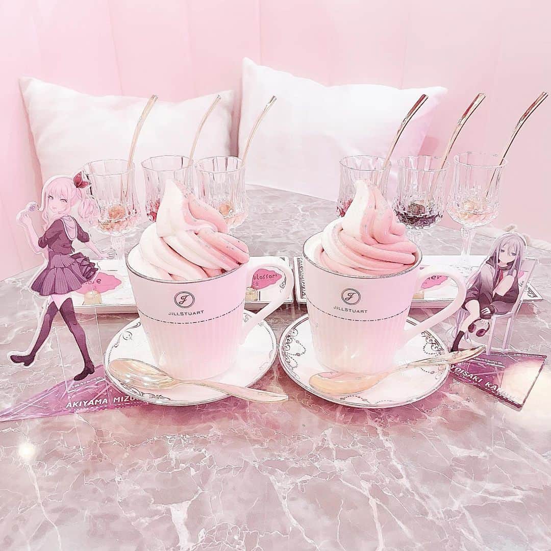 町田穂花のインスタグラム：「. . ひろよちゃんとかわいいかわいいところ行ってきた〜🎀 . 奏ちゃんと瑞希ちゃんのアクスタ置いて写真撮ったよ(∩ˊ꒳​ˋ∩) . ニーゴ最高☝🏻☝🏻 . #プロジェクトセカイ #プロセカ #プロセカ好きと繋がりたい #liqumu #リキューム #原宿カフェ #ヲタ活」