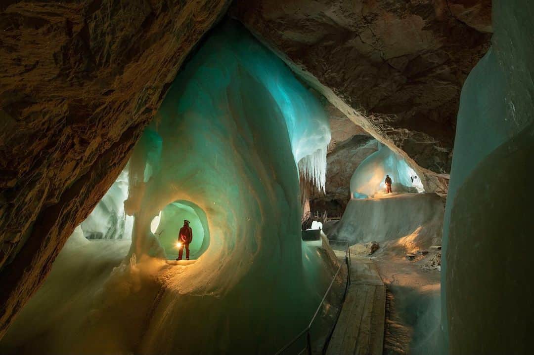National Geographic Creativeのインスタグラム：「Photo by @shonephoto Robbie Shone / The beautiful blue ice formations in Eisriesenwelt cave near Salzburg, Austria are always a pleasure to photograph. “The Castle” formation shown here is one of my favourites. It’s fun to weave yourself through the windy interior of this formation a bit like exploring a castle, but for me I enjoy lighting it up and seeing the different blues sparkle in the ice. Documenting these formations is important as they are under threat from warming climates. Shot for “End of the Ice Caves” @NatGeo magazine. Check out the story to see my location for this photograph. @natgeointhefield #EndoftheIceCaves #IceCaves」