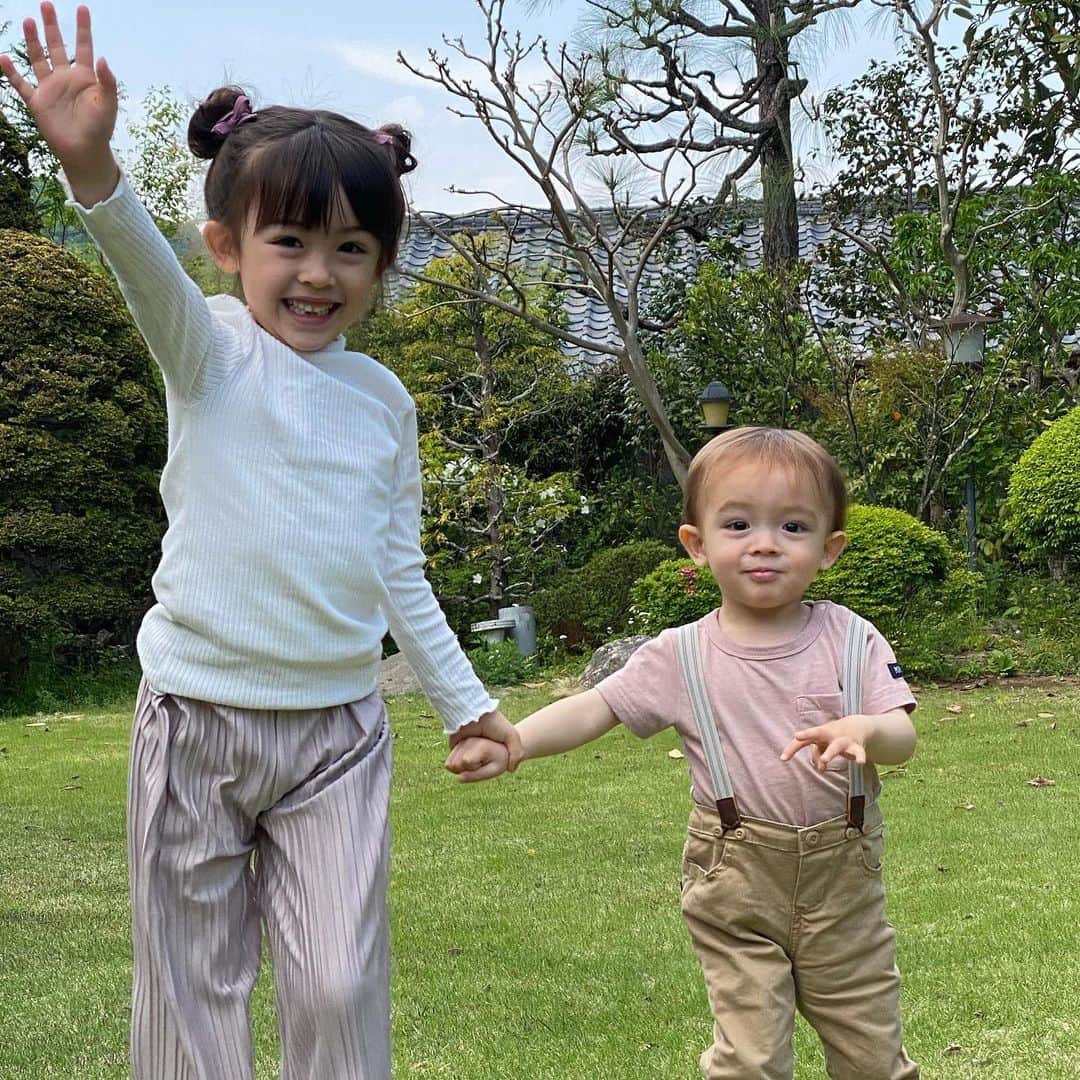 アレン明亜莉クレアさんのインスタグラム写真 - (アレン明亜莉クレアInstagram)「🤍 この前お外で遊びました〜 自由なウィリアムに振り回されるメアリー✨ ・ ・ 先日のストーリーズでの質問にたくさんの方が質問をしてくれました〜 ありがとうございました🙏 ・ 寝る時間もあり、あまり答えられなかったのでまたやりたいと思います🤍 またぜひ参加してください🥺🎀 ・ ・ ・   #girlsmodel #5歳 #kidsmodel #子どものいる暮らし #女の子コーデ  #インスタキッズ #ig_baby #ig_kids #子役  #ハーフキッズ #ママノワ #mixedkids #女の子モデル #ファッションモデル #ハーフ子役 #mamanokoカメラ部 #instagram_kids #insta_kids #ベビフル #コズレ  #ママリ #キッズフォト  #メアリーちゃん #アレン明亜莉クレア」5月2日 22時44分 - mary.2015c