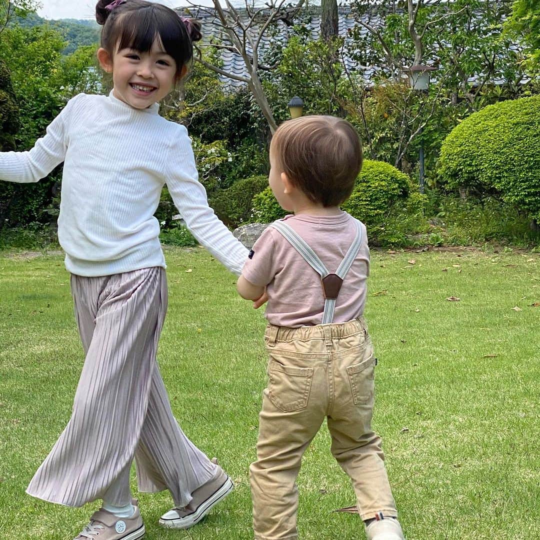 アレン明亜莉クレアさんのインスタグラム写真 - (アレン明亜莉クレアInstagram)「🤍 この前お外で遊びました〜 自由なウィリアムに振り回されるメアリー✨ ・ ・ 先日のストーリーズでの質問にたくさんの方が質問をしてくれました〜 ありがとうございました🙏 ・ 寝る時間もあり、あまり答えられなかったのでまたやりたいと思います🤍 またぜひ参加してください🥺🎀 ・ ・ ・   #girlsmodel #5歳 #kidsmodel #子どものいる暮らし #女の子コーデ  #インスタキッズ #ig_baby #ig_kids #子役  #ハーフキッズ #ママノワ #mixedkids #女の子モデル #ファッションモデル #ハーフ子役 #mamanokoカメラ部 #instagram_kids #insta_kids #ベビフル #コズレ  #ママリ #キッズフォト  #メアリーちゃん #アレン明亜莉クレア」5月2日 22時44分 - mary.2015c