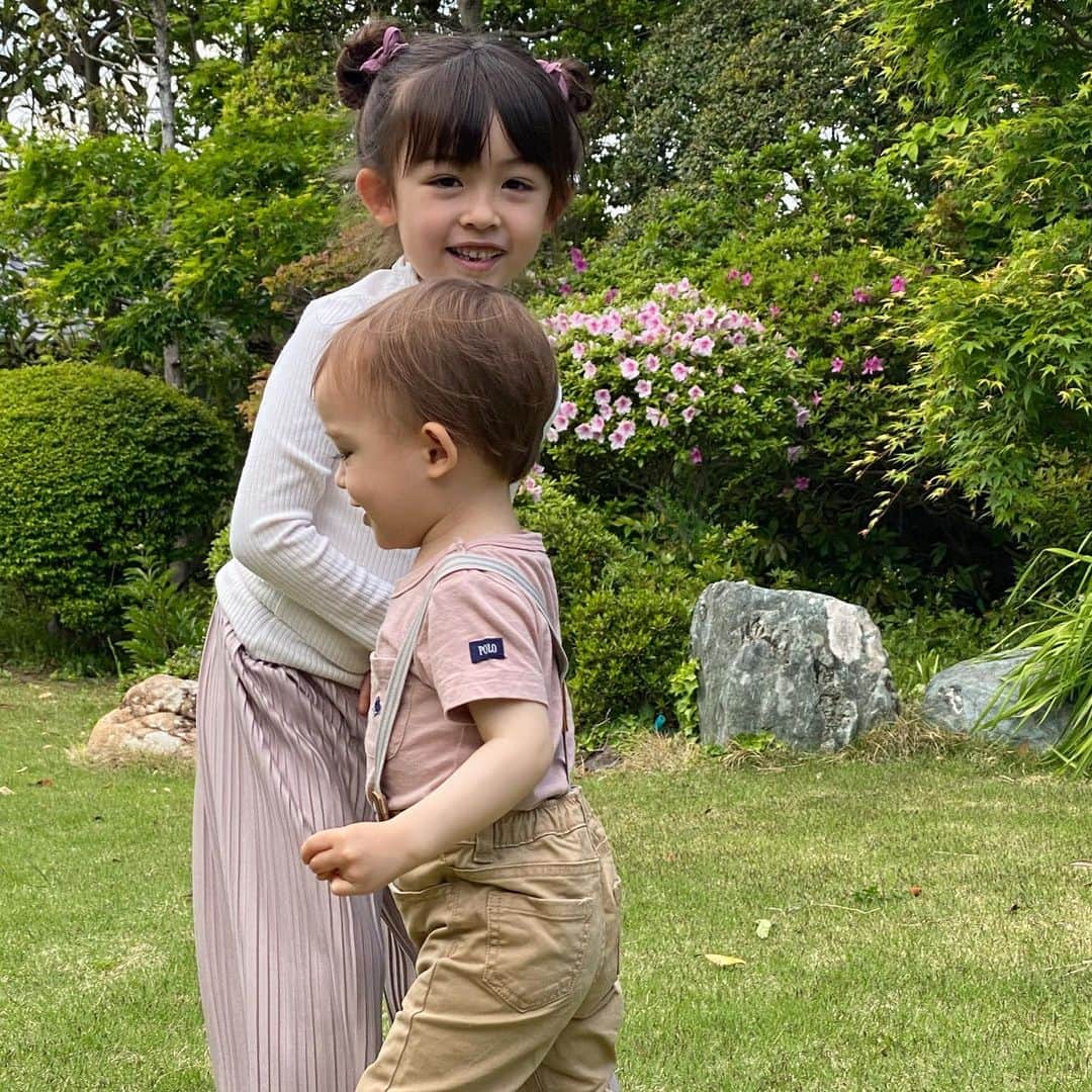 アレン明亜莉クレアさんのインスタグラム写真 - (アレン明亜莉クレアInstagram)「🤍 この前お外で遊びました〜 自由なウィリアムに振り回されるメアリー✨ ・ ・ 先日のストーリーズでの質問にたくさんの方が質問をしてくれました〜 ありがとうございました🙏 ・ 寝る時間もあり、あまり答えられなかったのでまたやりたいと思います🤍 またぜひ参加してください🥺🎀 ・ ・ ・   #girlsmodel #5歳 #kidsmodel #子どものいる暮らし #女の子コーデ  #インスタキッズ #ig_baby #ig_kids #子役  #ハーフキッズ #ママノワ #mixedkids #女の子モデル #ファッションモデル #ハーフ子役 #mamanokoカメラ部 #instagram_kids #insta_kids #ベビフル #コズレ  #ママリ #キッズフォト  #メアリーちゃん #アレン明亜莉クレア」5月2日 22時44分 - mary.2015c