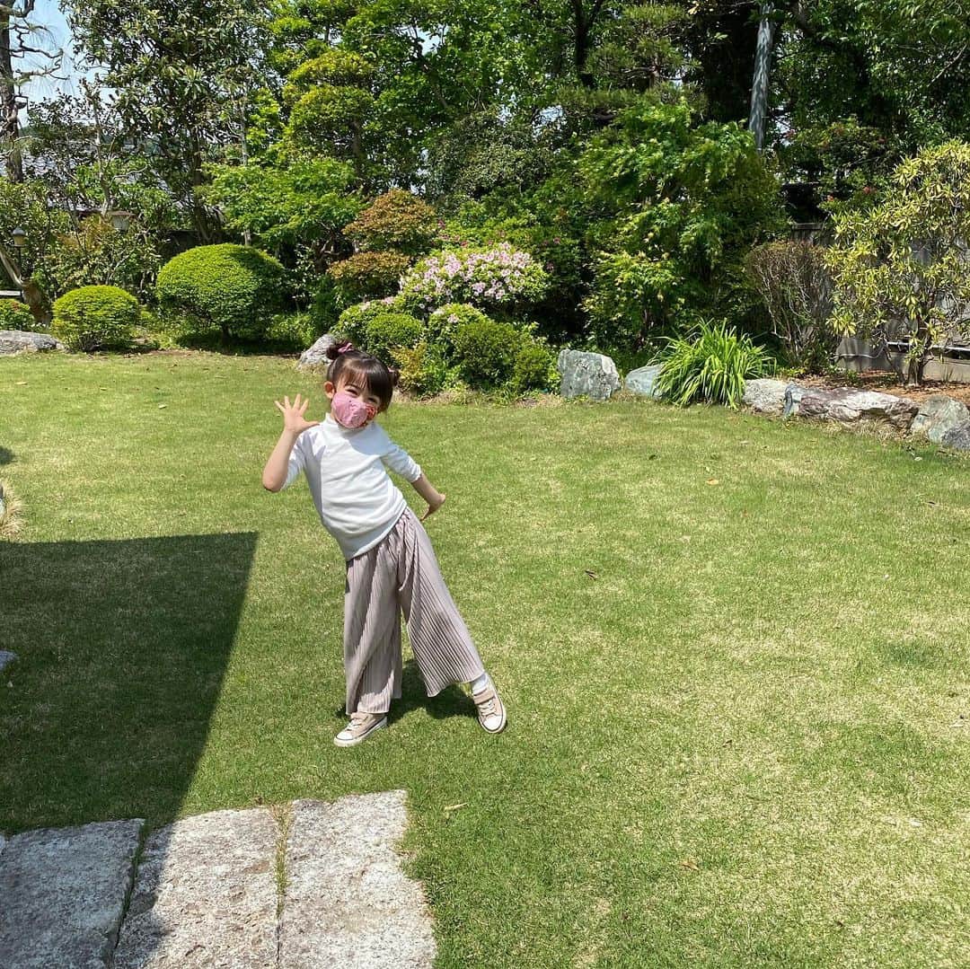 アレン明亜莉クレアさんのインスタグラム写真 - (アレン明亜莉クレアInstagram)「🤍 この前お外で遊びました〜 自由なウィリアムに振り回されるメアリー✨ ・ ・ 先日のストーリーズでの質問にたくさんの方が質問をしてくれました〜 ありがとうございました🙏 ・ 寝る時間もあり、あまり答えられなかったのでまたやりたいと思います🤍 またぜひ参加してください🥺🎀 ・ ・ ・   #girlsmodel #5歳 #kidsmodel #子どものいる暮らし #女の子コーデ  #インスタキッズ #ig_baby #ig_kids #子役  #ハーフキッズ #ママノワ #mixedkids #女の子モデル #ファッションモデル #ハーフ子役 #mamanokoカメラ部 #instagram_kids #insta_kids #ベビフル #コズレ  #ママリ #キッズフォト  #メアリーちゃん #アレン明亜莉クレア」5月2日 22時44分 - mary.2015c