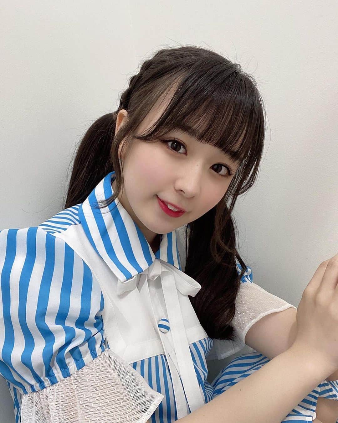 高田もものインスタグラム：「. 今日はケータリングで崎陽軒のシウマイ弁当をたべることができたのでとても幸せです . ありがとうございます！！！ . かしこ . #高田もも #かしこってなに #かしこ #かみやど #ひらがなかみやど #instagood #instagram #衣装 #アイドル #あいどる #idol #japaneseidol #ツインテール #編み込みアレンジ #blue #崎陽軒」