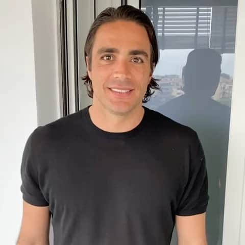 アレッサンドロ・マトリのインスタグラム：「Hai tempo fino al 13 maggio per partecipare al concorso e vincere la partecipazione alla partita Bomber contro King! Fai un video in cui ti fai la barba, fai il gesto #ShavelikeaBomber, tagga @gillette_italia e usa l’hashtag #ShavelikeaBomber. L’autore del video più divertente vince e viene a vedere la partita, in onda il 20 maggio in prima serata su Italia 1! Vero @christianvieri? #BomberVsKing #ad #shavelikeabomber #Gillette   Nel caso di qualsiasi impedimento legato all’attuale emergenza sanitaria, verrà conferito un riconoscimento sostitutivo di valore non inferiore, a scelta tra le opzioni che saranno proposte.」