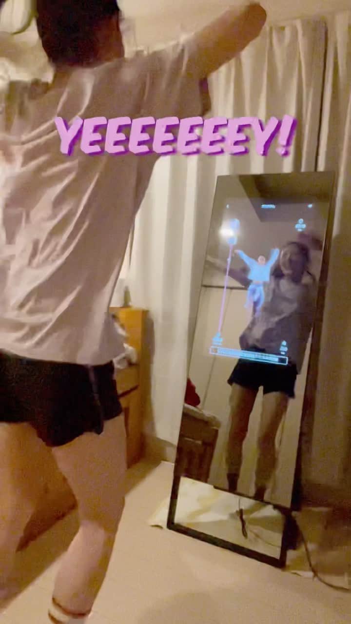 のインスタグラム：「ミラー型デバイスの @fitnessmirrorjp で @musclea.lyssa 先生のレッスンに初挑戦。 楽しい地獄のトレーニングの様子をご紹介します。  #fitnessmirror #ミラー型オンラインデバイス #オンラインジム #トレーニング #トレーニング女子 #ボクササイズ #ホームジム #家トレ #家トレ女子 #鏡越し #トレーニングウェア #gwの過ごし方」