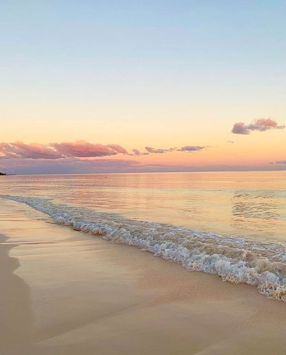 南美沙さんのインスタグラム写真 - (南美沙Instagram)「大好きなmagic hour🌈. . @beautiful_sandbeach の撮影で海に来ています✨. 今年はめっちゃ可愛いサーフビキニいっぱい見つけたので、楽しみにしててね❤️😘. . #サーフビキニ　#ビューティフルサンドビーチ　#bsb #beautifulsandbeach」5月2日 23時23分 - miee.misa