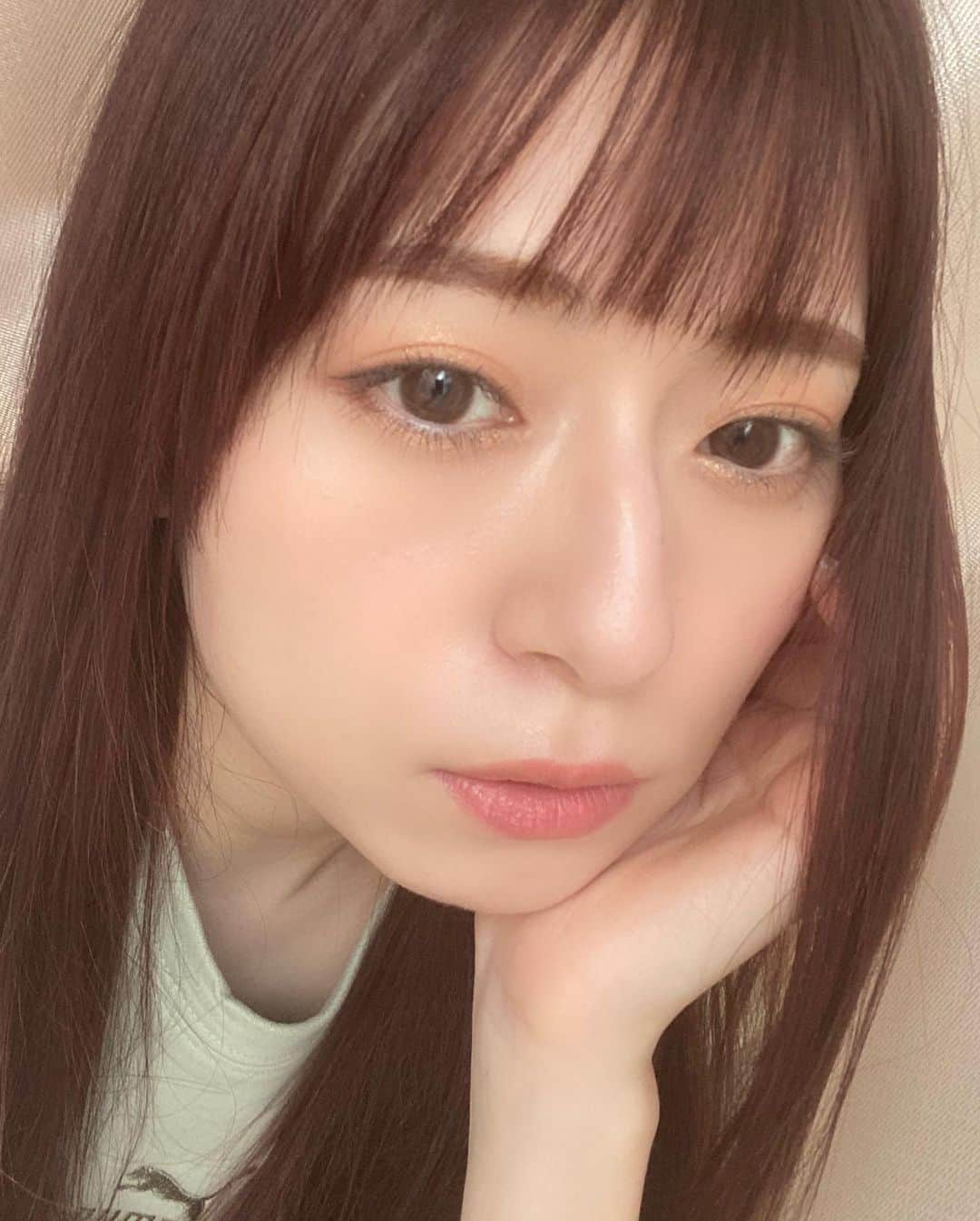 黒坂優香子さんのインスタグラム写真 - (黒坂優香子Instagram)「♡  この日のメイクは @lpdgem.official   新色のもちシャドウ♡ シングルアイカラー　 se-9 ナチュラルベージュ  を指でアイホール全体に塗って、 二重幅に重ね付けして、 下瞼にも。  その上から シングルアイカラー(マーブル) se-01 コルク のラメを重ねたよ♡  時間無い時でも、指でささっと塗るだけで可愛くなるからお気に入り♡  マスカラも新色の グレイッシュカーキ♡  黒よりも柔らかくて抜け感あるのに、ちゃんと目元もぱっちり見せてくれる👀！！  @lpdgem.official のアイテムは カラーも可愛いし、使用感も良いし なんと言っても ミニサイズだから持ち運ぶときも便利！  コスメって意外と最後まで使いきれないし、小さいサイズで色んな種類試したいなぁってずっと思っていたんだけど、 その悩みを解決してくれました♡  コスメのリクエストよくもらうけど 載せられてなかったのでこれからちょこちょこ載せます♡  #lpdgem #もちシャドウ #make #cosmetics #ゆかこすめ」5月2日 23時27分 - yukakokurosaka0606