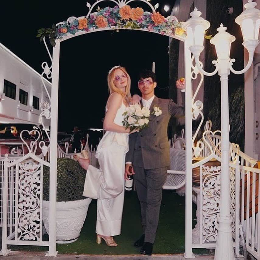 ソフィー・ターナーのインスタグラム：「Newly released photos of Sophie and Joe’s wedding two years ago ❤️」