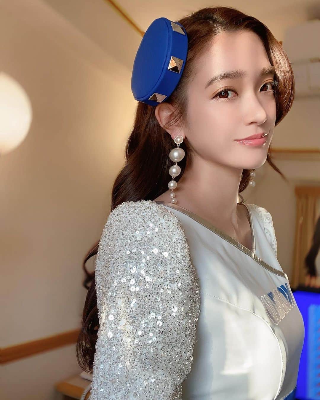 太田麻美のインスタグラム：「袖のキラッキラが可愛い SARDのコスチューム💙🤍💙🤍 明日からは、いよいよ SUPER GT Rd,2 富士戦🗻  TGR TEAM SARDの応援を宜しくお願いします✨  #supergt #racequeen #rq #model #costume #tgrteamsard #kobelco #kobelcogirls #スーパーgt #レースクイーン #富士スピードウェイ #サーキット #コスチューム #サード #コベルコ #コベルコガールズ #39号車 #gt500 #ロングヘア #巻き髪 #キラキラ #キラキラ好き #パール #パールピアス #레이싱모델」