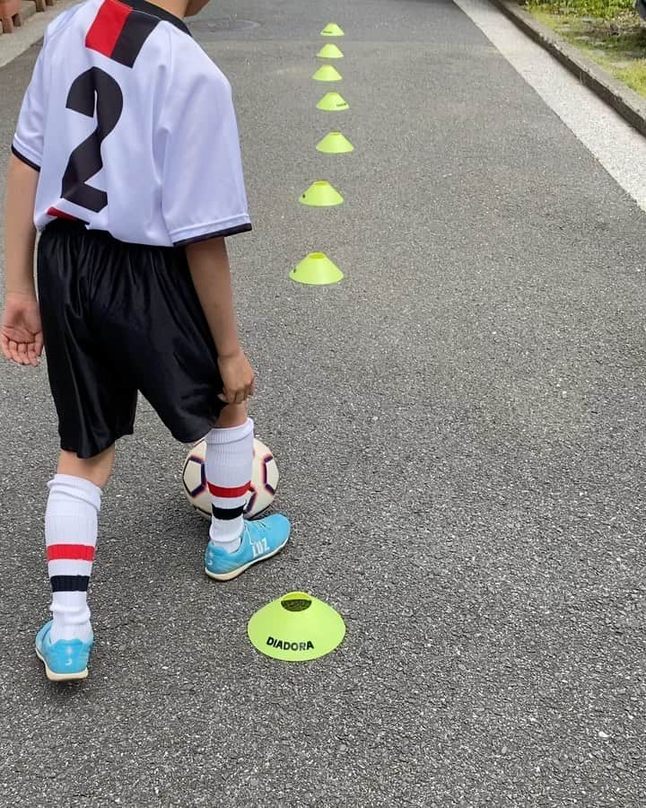 masa_sunのインスタグラム：「⚽️🏃‍♂️💨  練習試合前に自宅前でウォーミングアップ😆  @lionstrike_jp 様より 軽いサッカーボールをご提供いただきました ありがとうございました😄✨  #lionstrike #ライオンストライク #軽いサッカーボール」