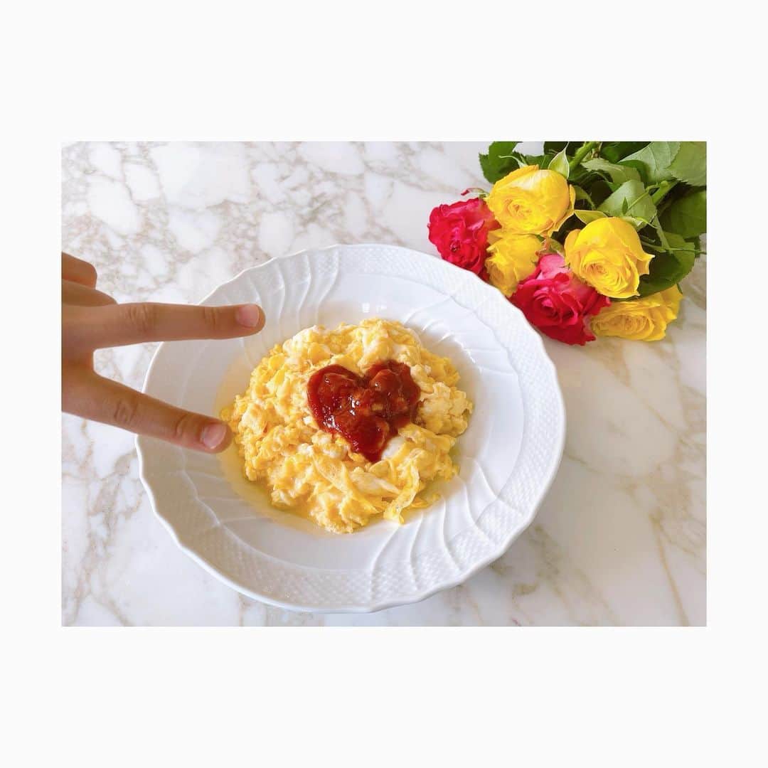 神田うのさんのインスタグラム写真 - (神田うのInstagram)「On Sunday morning, my daughter made scrambled eggs and chose flowers❣️💐🤣  #9歳娘#得意の卵料理#私にとっては世界一#スクランブルエッグ#scrambledeggs#eggs#日曜日の朝#神田うの#unokanda」5月2日 15時23分 - unokandaofficial