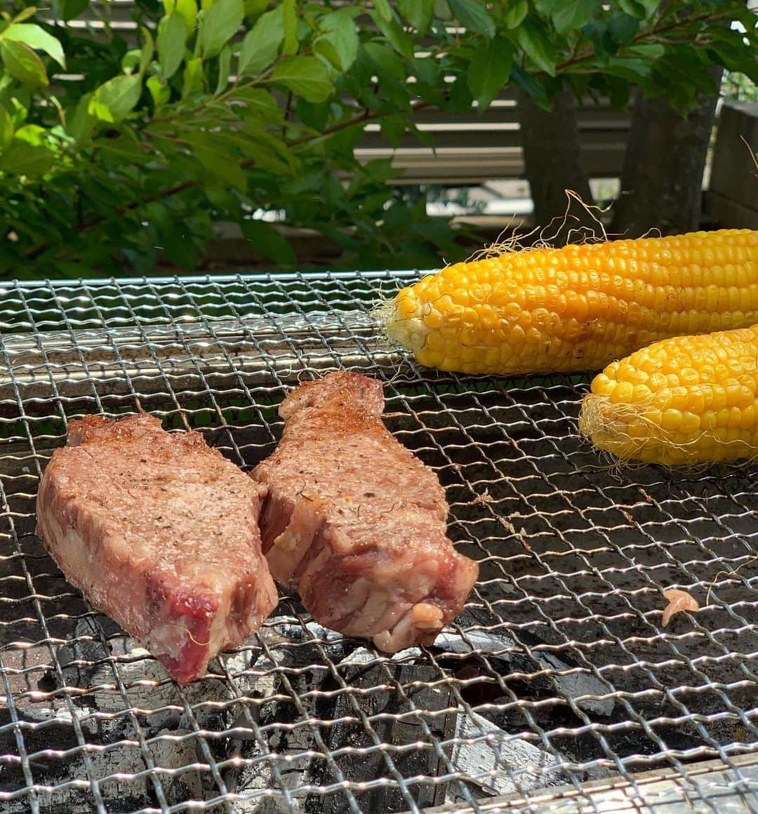 駒田奈美さんのインスタグラム写真 - (駒田奈美Instagram)「・ ・ ・ 『庭キャンプ』 ・ ・ 今年のGWは家で過ごそうと思ってます♪ ・ ・ キャンプ道具が沢山あるので… 「庭キャンプ」を楽しもう！！ ・ ・ 午前中は設営→お買い物へ ・ 今日のお昼ご飯は… 前回好評だったアヒージョと 赤牛のグリル (すごーく美味しかった❤︎) アヒージョのソースを使ったペンネ ・ おやつにアップパイとコーヒーを用意してたけど 雨が降ってきたので撤収！！ ・ 夕方からまた設営しようかなぁ〜と♪ ・ ・ のんびり家で過ごすGWです^ ^ ・ ・ ・ #駒田奈美#アラフィフ#美魔女#庭#庭キャンプ#ご飯#キャンプ飯#アヒージョ#赤牛#gw#ペンネ＃ステーキ#赤ワイン#キャンティークラシコリゼルバ #はまぐり#とうもろこし#バーベキュー#bbq」5月2日 15時28分 - nami.komada