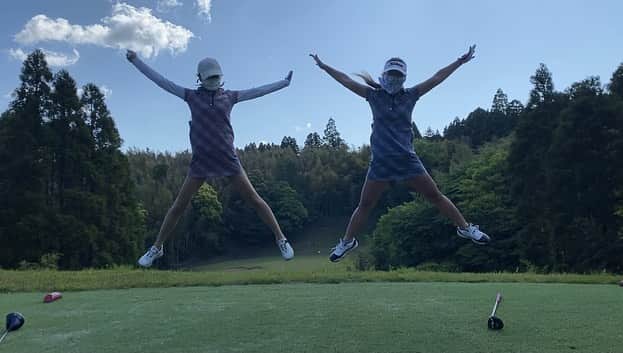相川友希のインスタグラム：「ライバルよ。 上がり1ホールまで3打差あったのに、、、クゥー 次は負けない💛 #楽しかった　#7時には後半スタート　#アーリーバード　#これいいね　#パンパンのパン　#ゴルフ　#ゴルフ楽しい　#飛距離欲しい　#11時半にはお家　 #ゴルフの楽しい止まらない　#おそろ　#ユニフォーム　#サマンサタバサ」