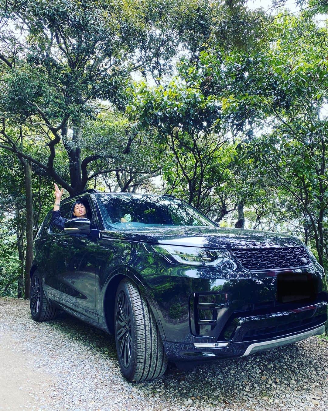 窪塚洋介のインスタグラム：「@hakkocargroup @jaguar.landrover.naniwa #八光カーグループ 車お借りしてドライブしてます〜^ ^ "DISCOVERY"黒塗りカッコいいし、 乗り心地もめちゃ調子いいなあ♪」