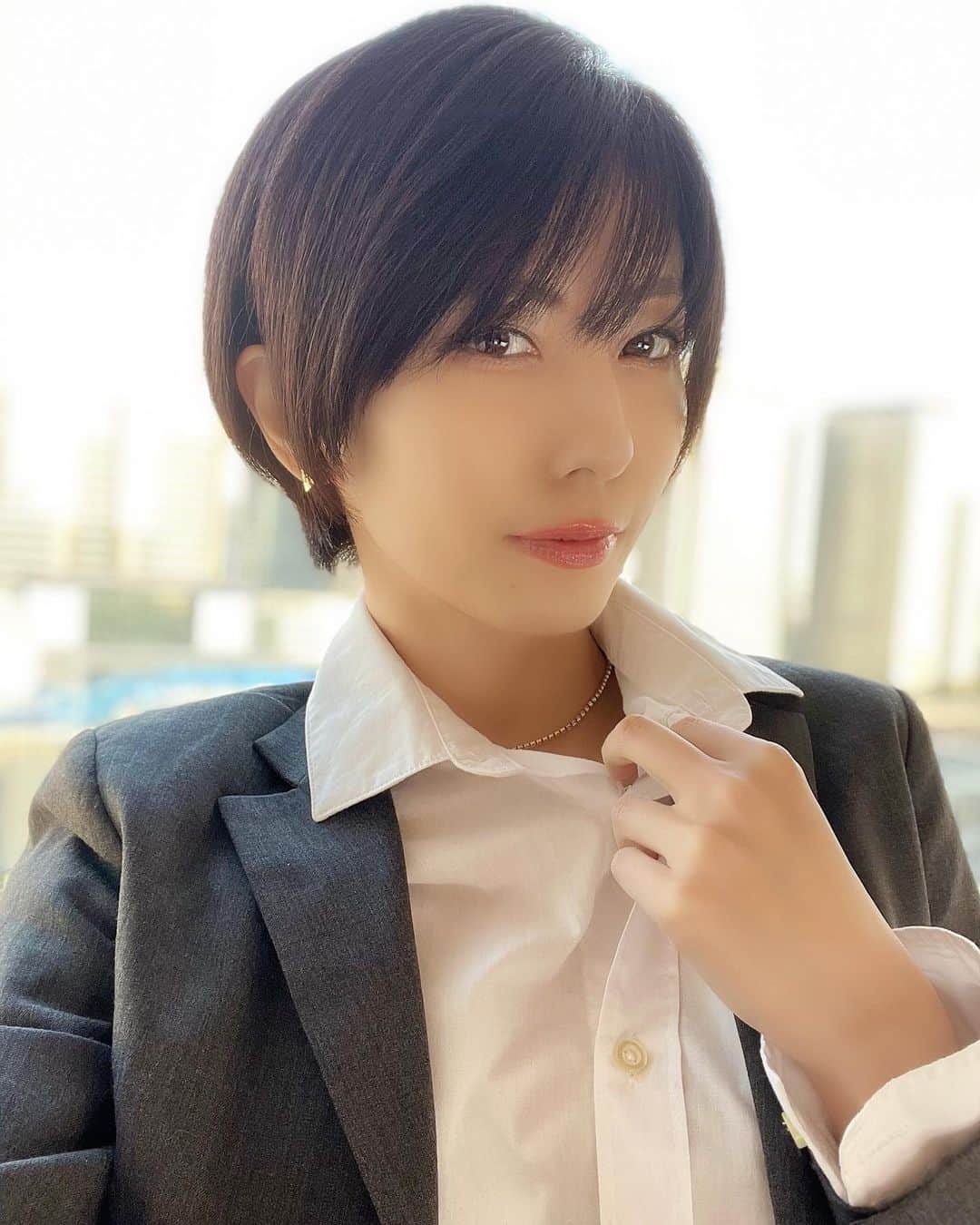 乃亜のインスタグラム：「❤︎ ・ ・ ・ #portrait #shotting #Japanesegir #followme #selfie #黒髪ショート  #ショートヘア  #インスタグラビア #グラビア #着衣グラビア  #セクシーショット  #スーツ #被写体 #AV女優 #セクシー女優 #痴女優 #痴女 #乃亜」