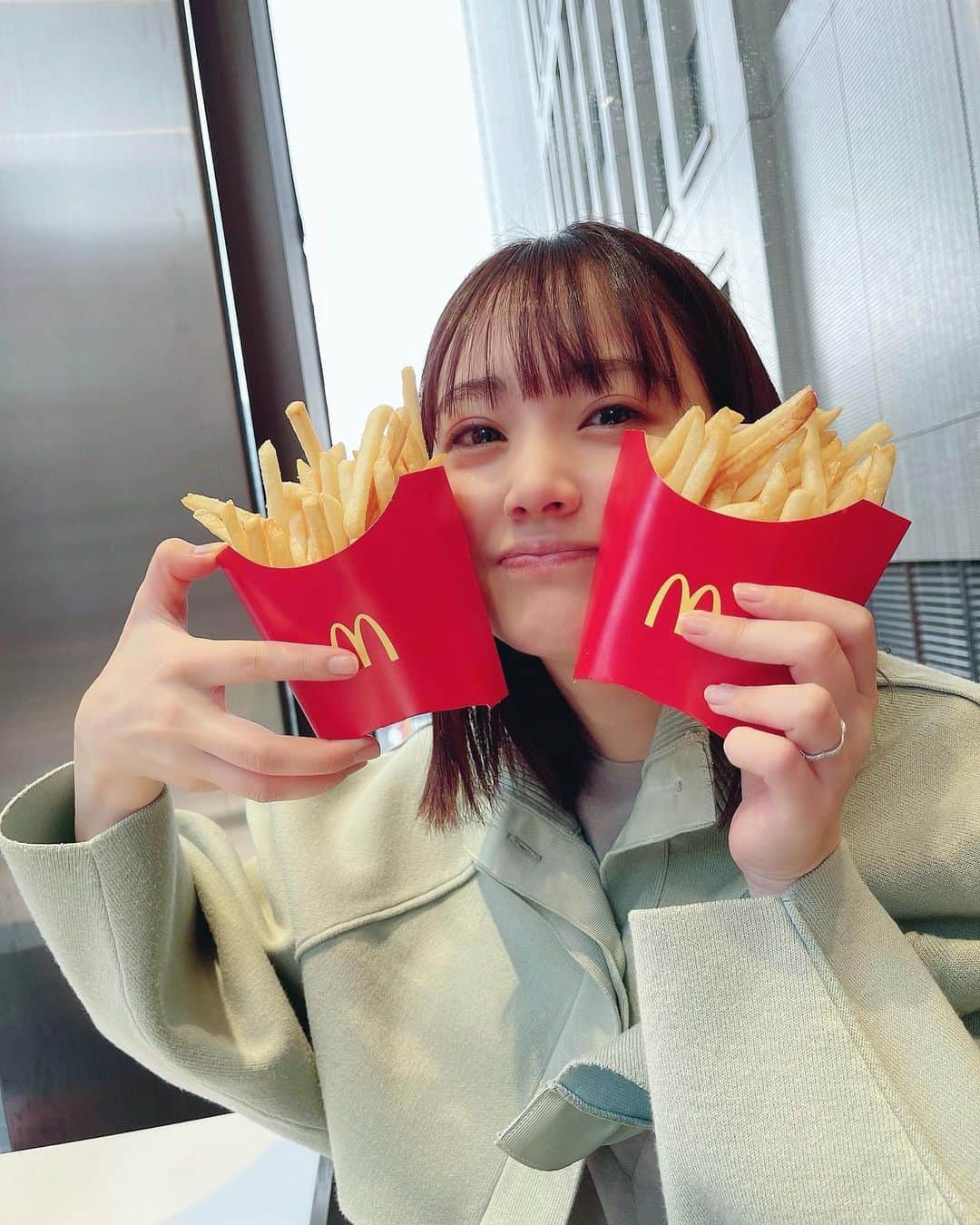 浜田翔子さんのインスタグラム写真 - (浜田翔子Instagram)「病院後🍼 何ヶ月ぶり？のマクドナルド🍟 ずっと食べたかったから嬉しい😊  いつもダブチだけどサムライマックにした😊🌸 病院からの食べたらすぐ帰りました。」5月2日 16時48分 - shoko_hamada