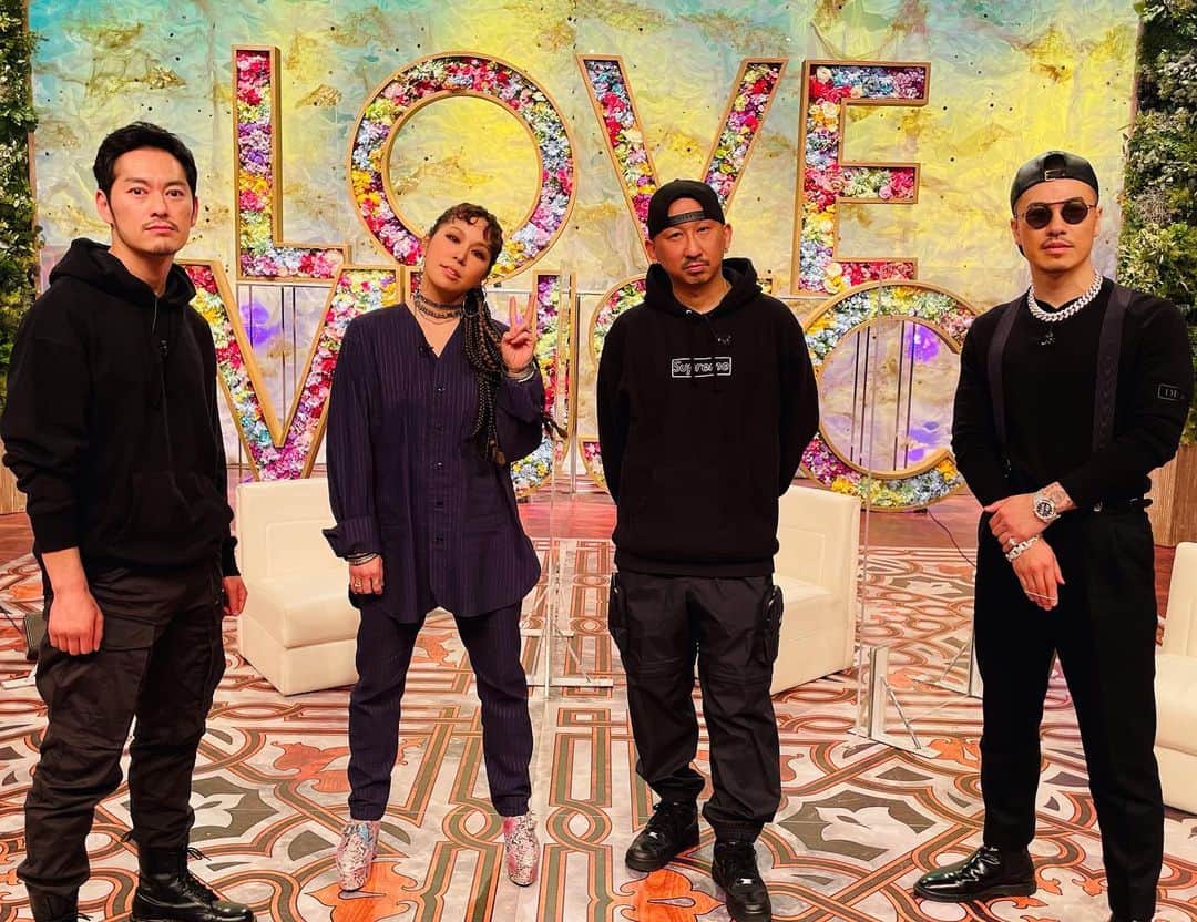 AIのインスタグラム：「📺フジテレビ #LoveMusic tonight 0:30AM放送🌖このメンバーでのテレビ、激アツです🔥みんな✅✅✅  #DJRYOW “Never change” feat #AI #AK69 #般若 🌹  @djryow @ak69_official @hannyaofficial @spacedustclub   @lovemusic_fujitv」