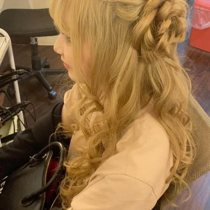 乃音のインスタグラム：「. いつもヘアメありがとうございます💇🏼‍♀️✨ お気に入りのお花のヘアメ🌸 . #ヘアメイク #キャバ嬢ヘアメイク #ハーフアップアレンジ #ロングヘアアレンジ #ロングアレンジ #ロングヘアメイク」