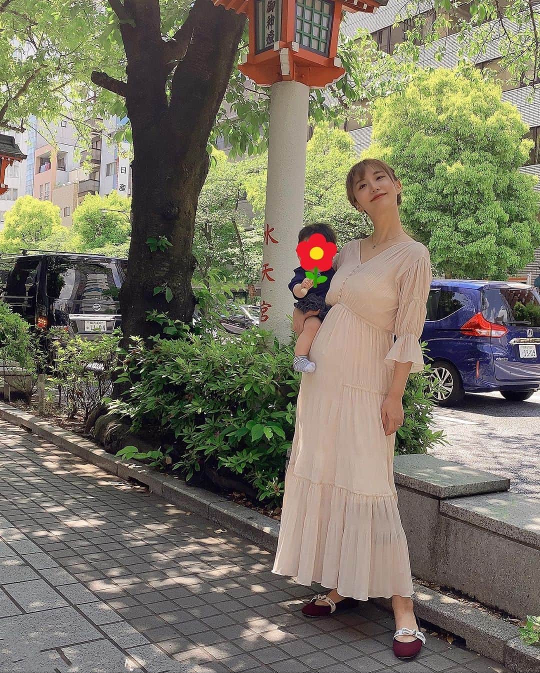 光上せあらのインスタグラム：「戌の日の安産祈願行ってきました！🐶  大安の戌の日のこの日にどうしても行きたくて混まない時間を選び朝早くにお家を出ましたが、、  すごい人で😳💦  御祈祷もしたかったけど諦めて パンパン👏 だけして帰ってきました。  娘の時もお世話になった水天宮の神様。  娘のお礼参りと第二子も無事に生まれて来ますようにと。  そしてあそこにいた皆さんの赤ちゃんも無事に産まれて下さい✨  妊娠中にかったバレエシューズもこの日デビュー🥿  #安産祈願  #安産祈願コーデ  #妊娠6ヶ月  #年子育児  #年子妊娠中　#11ヶ月差年子 #マタニティコーデ #ママコーデ  #ママファッション #ママファッションプチプラ　#秋服コーデ  #赤ちゃんのいる生活　#7ヶ月ベビー #赤ちゃんのいる生活  #育児日記  #育児  #子育て  #女の子のママ  #女の子ベビー  #子育て  #ママコーデ  #出産  #出産しました  #一児の母  #子育てママ #子育て日記　#生後7ヶ月離乳食  #生後7ヶ月  #生後7ヶ月ベビー　#生後7ヶ月女の子  #生後2ヶ月記念　#ハーフの赤ちゃん #ハーフの女の子」
