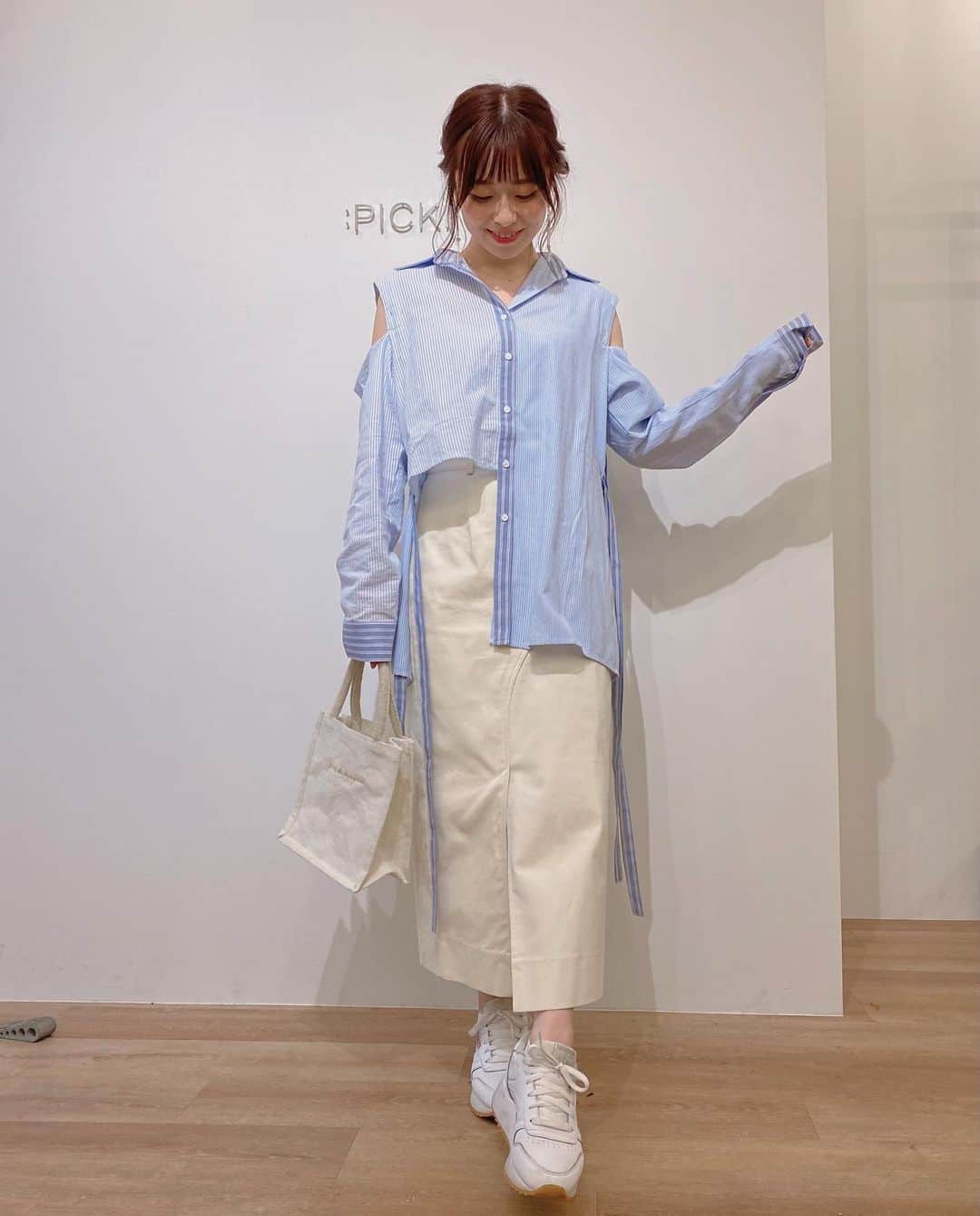 のインスタグラム：「🤍🐋☁️🍦  昨日のコーデ☺︎  めちゃめちゃ着ている ストライプシャツツーピース💎  ヘアアレンジはぺこさん♡ @ido.chanel   muguet dayの jutebagも合わせやすくてスキ♡ 刺繍ロゴが可愛いのです✨  #jourdemuguet #ジュールドミュゲ #ootd #fashion #ゆかこーで #ぺこhair」