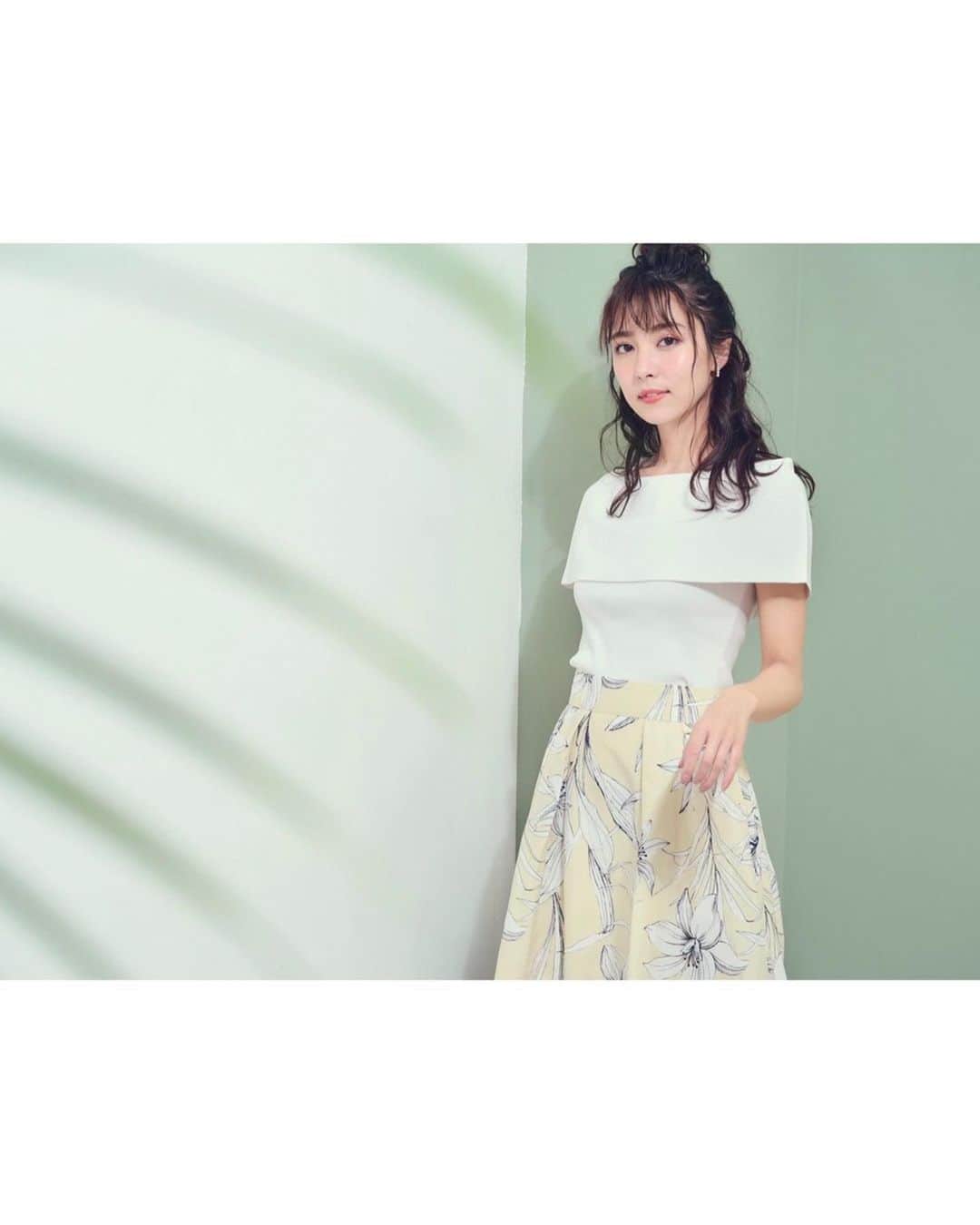 石川恋さんのインスタグラム写真 - (石川恋Instagram)「#Noela 2021 SUMMER WORDROBE🌻 夏のヴィジュアルが公開されました！ ぱっと目を引く華やかなお洋服たち。 着ているだけでテンションが上がります☺️🌈 ぜひチェックしてください💜」5月2日 17時39分 - ren_ishikawa